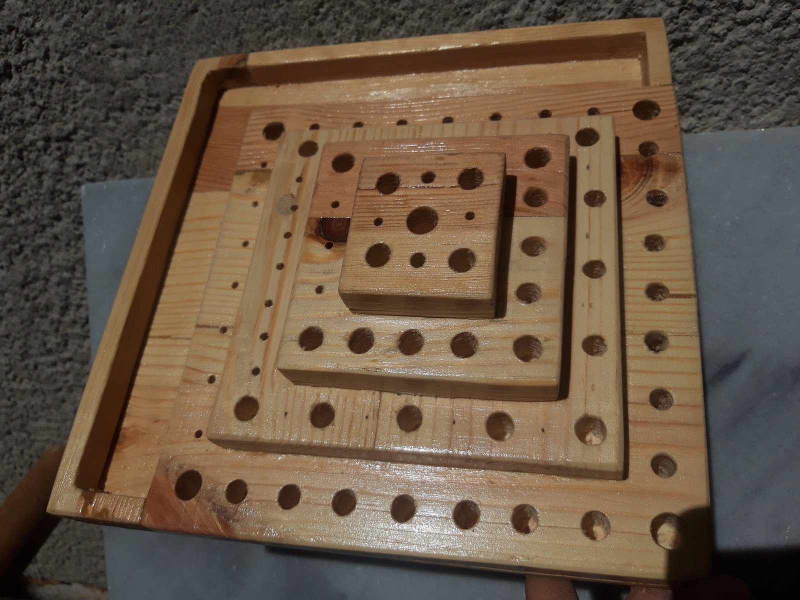 Ξύλινη μολυβοθήκη σε σχήμα πυραμίδας με φυσικό φινίρισμα και λειτουργικό σχέδιο.