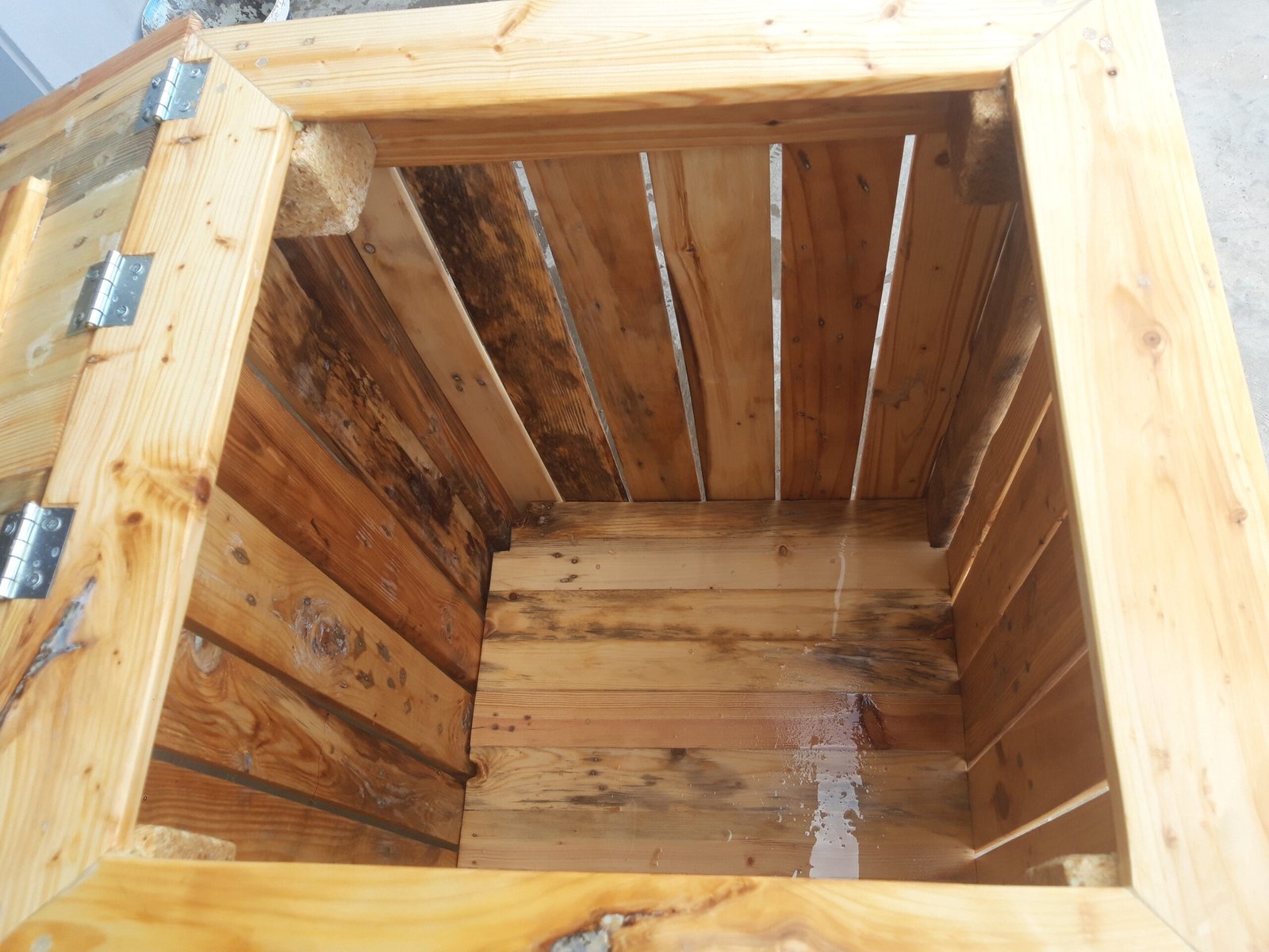 20240302_120041 Ξύλινος κάδος απορριμμάτων με φυσικό φινίρισμα και μοντέρνο σχεδιασμό.