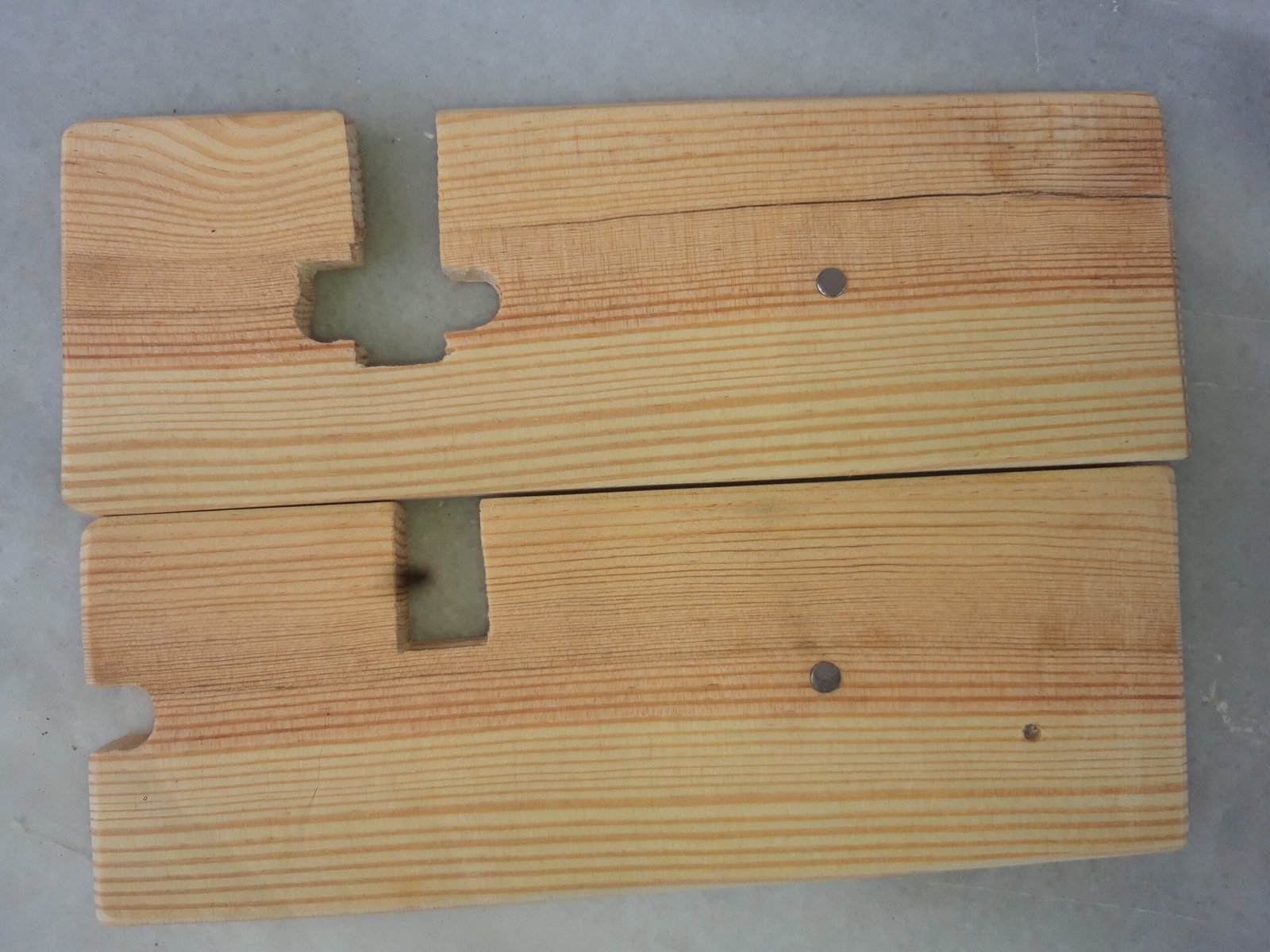 Ξύλινη βάση για κινητό ή τάμπλετ με μοντέρνο σχεδιασμό και φυσικό φινίρισμα.