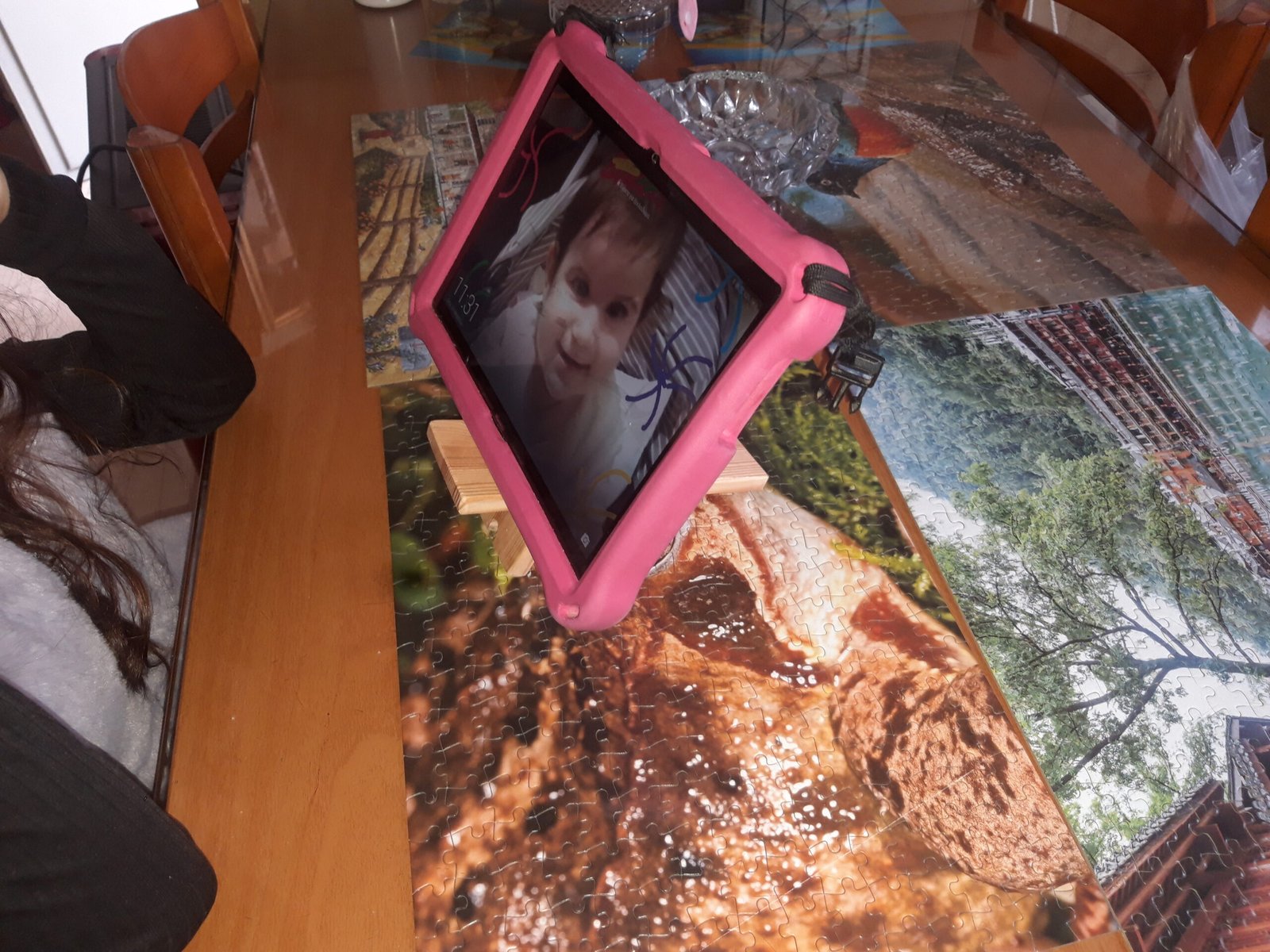 Ξύλινη βάση για κινητό ή τάμπλετ με μοντέρνο σχεδιασμό και φυσικό φινίρισμα.