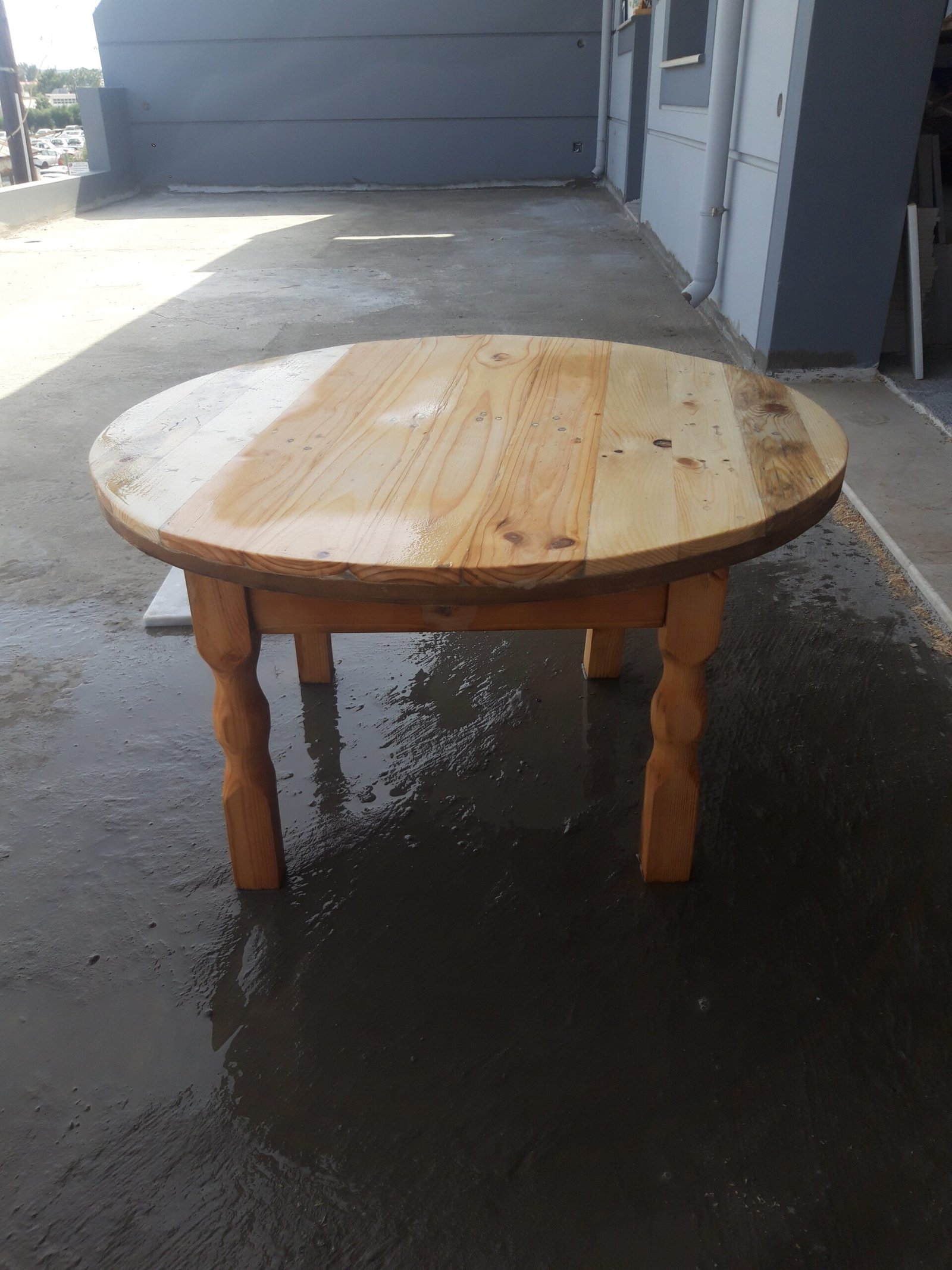 Παραδοσιακός ξύλινος σοφράς με χειροποίητο φινίρισμα και αυθεντικό σχεδιασμό.