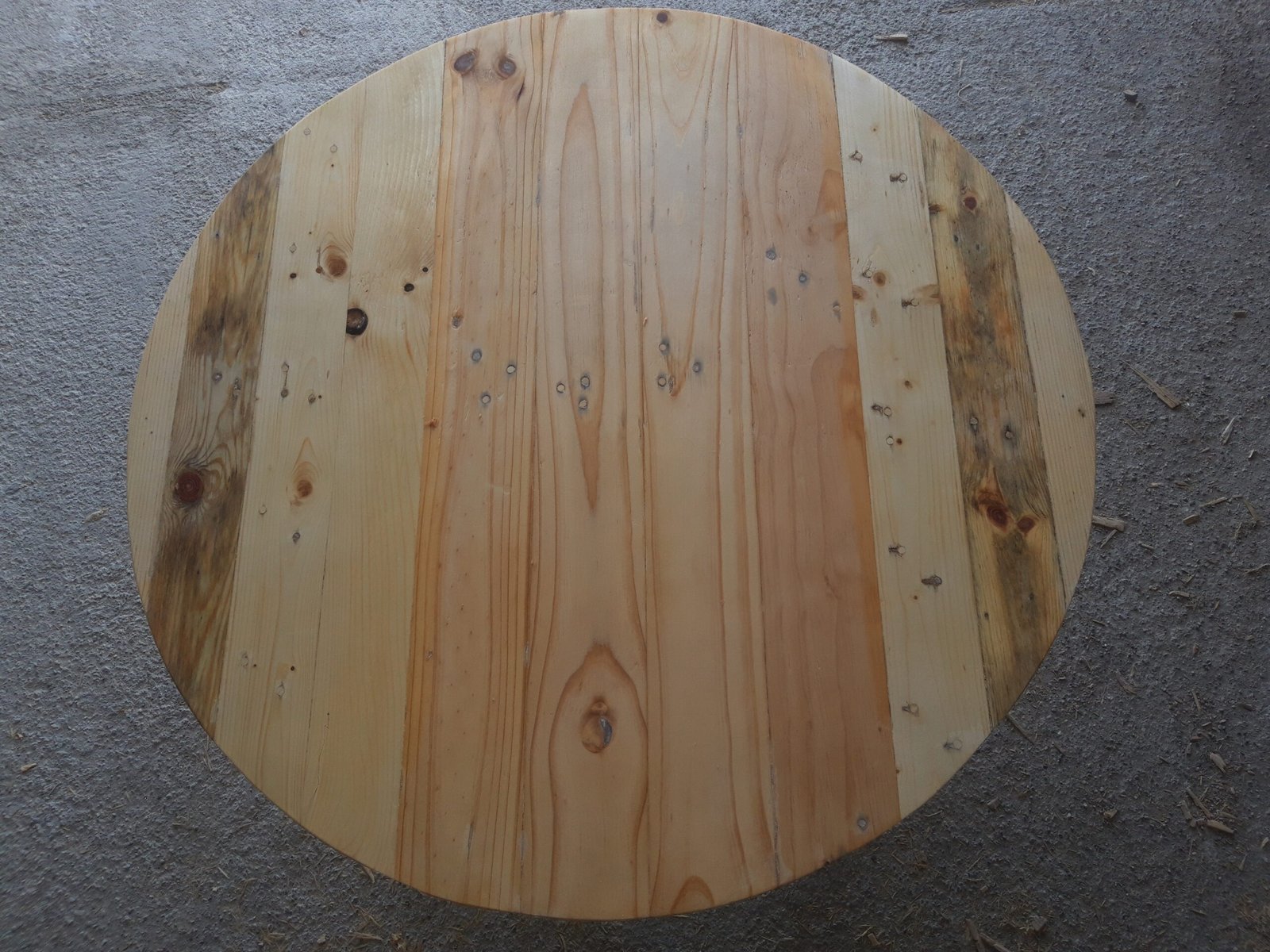 Παραδοσιακός ξύλινος σοφράς με χειροποίητο φινίρισμα και αυθεντικό σχεδιασμό.