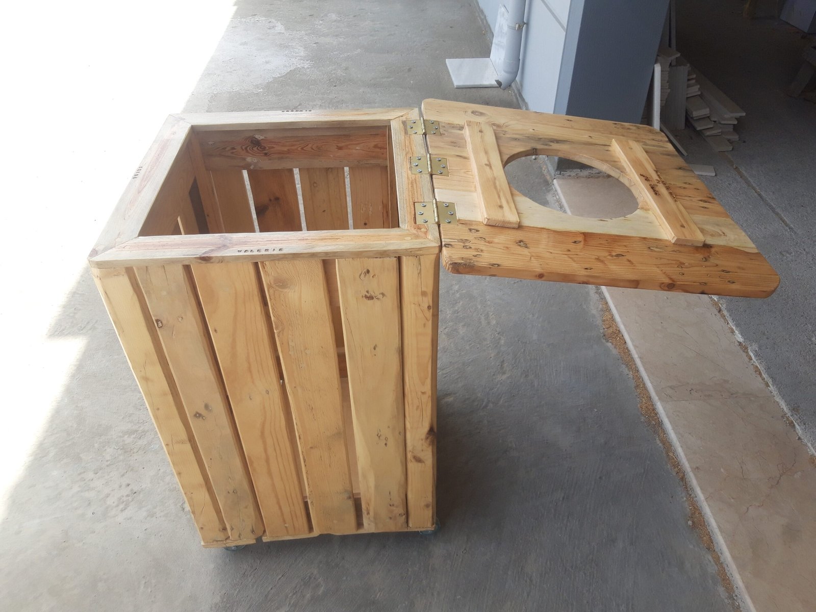 20240515_110626 Ξύλινος κάδος απορριμμάτων με φυσικό φινίρισμα και μοντέρνο σχεδιασμό.