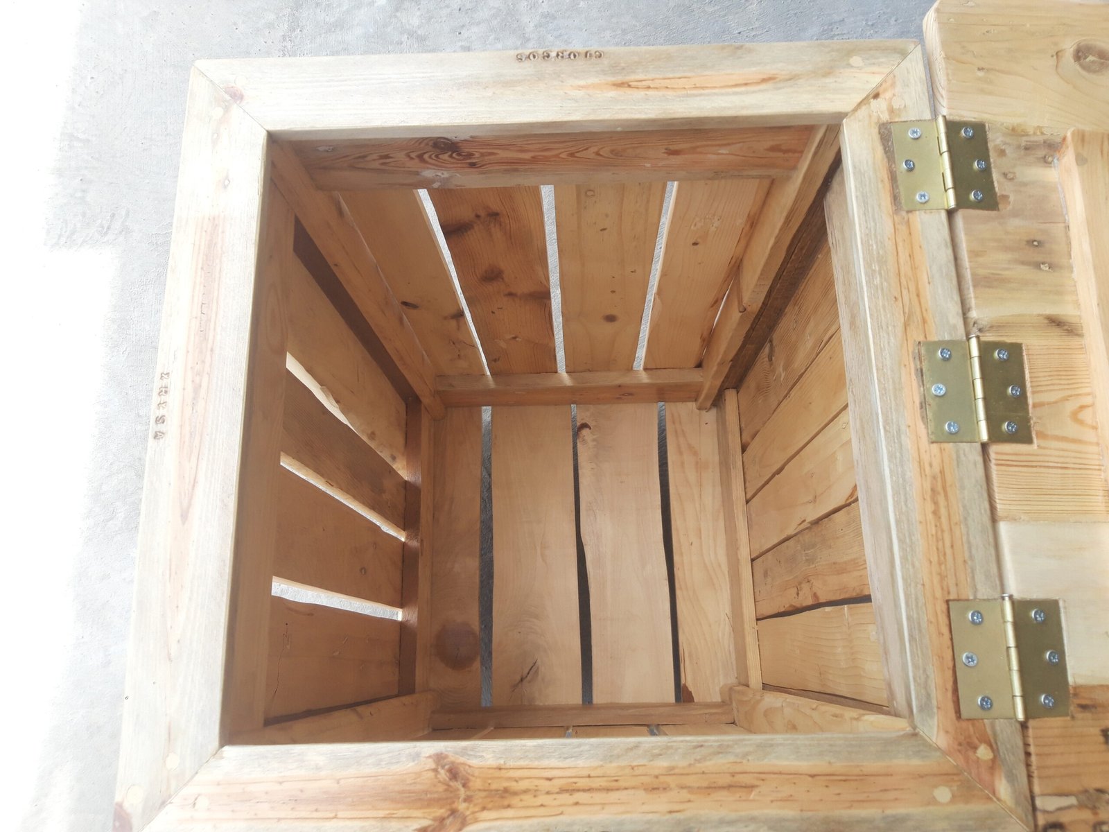 20240515_110633 Ξύλινος κάδος απορριμμάτων με φυσικό φινίρισμα και μοντέρνο σχεδιασμό.