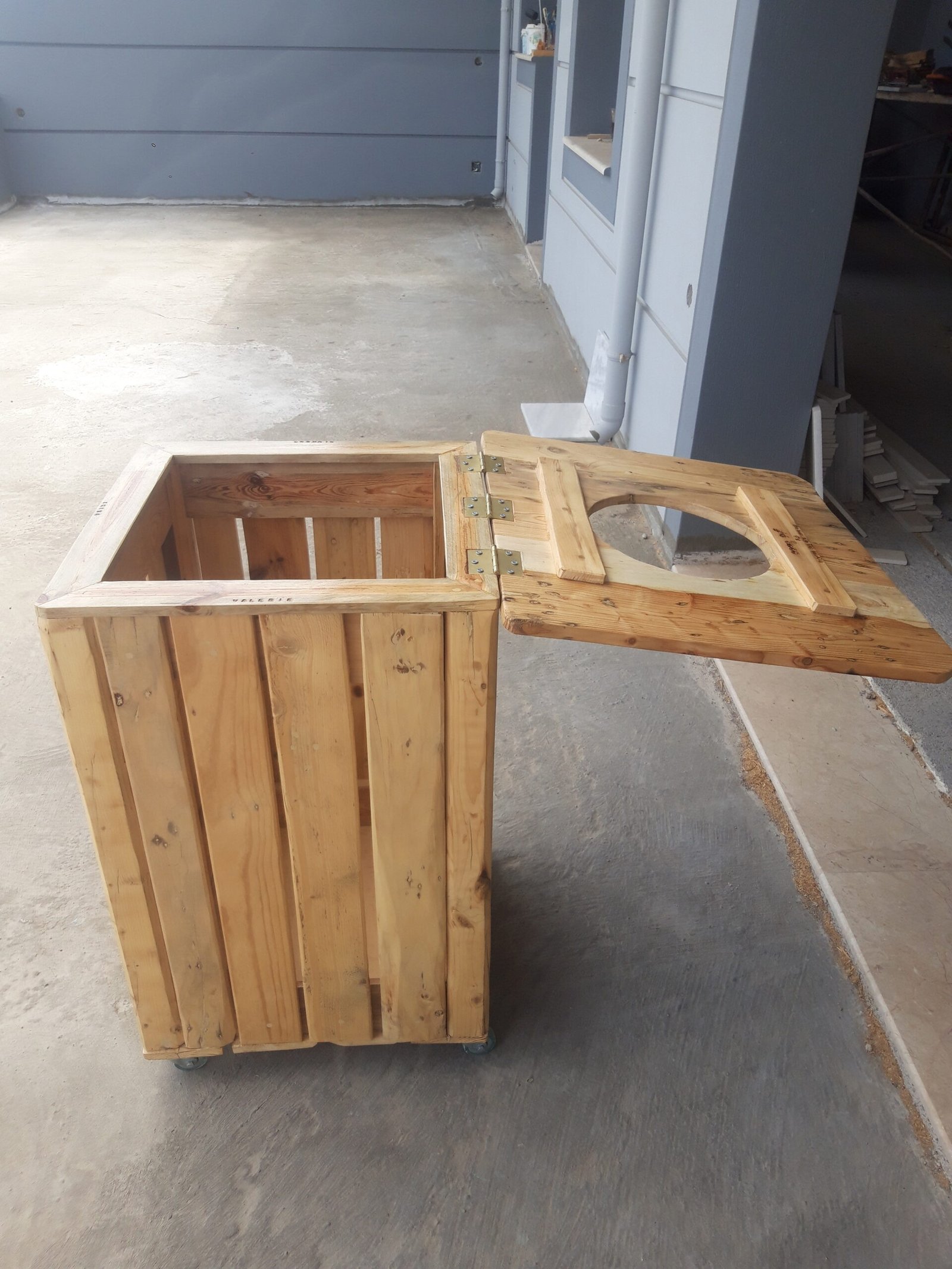 20240515_110650 Ξύλινος κάδος απορριμμάτων με φυσικό φινίρισμα και μοντέρνο σχεδιασμό.