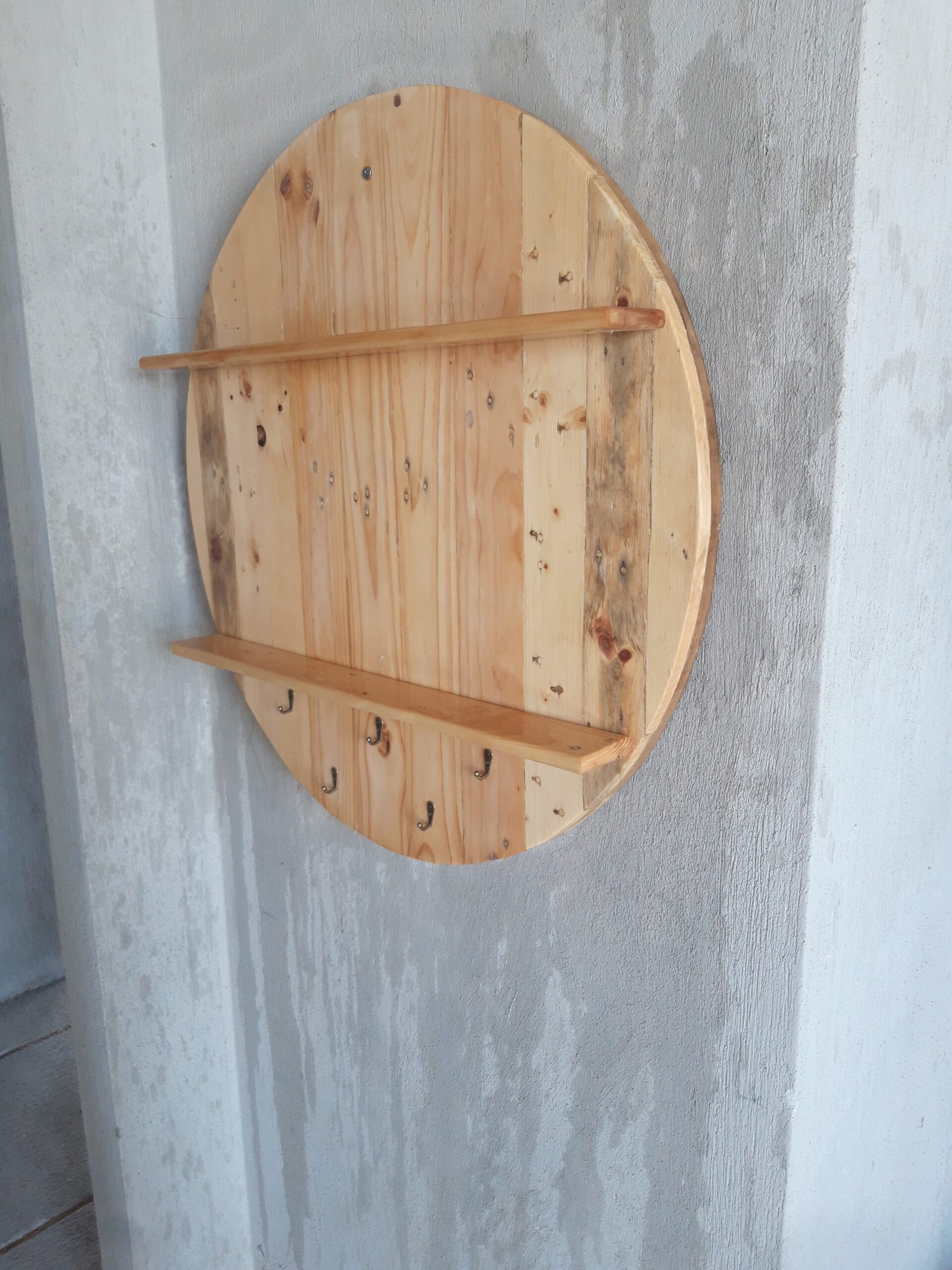 Παραδοσιακός ξύλινος σοφράς με χειροποίητο φινίρισμα και αυθεντικό σχεδιασμό.