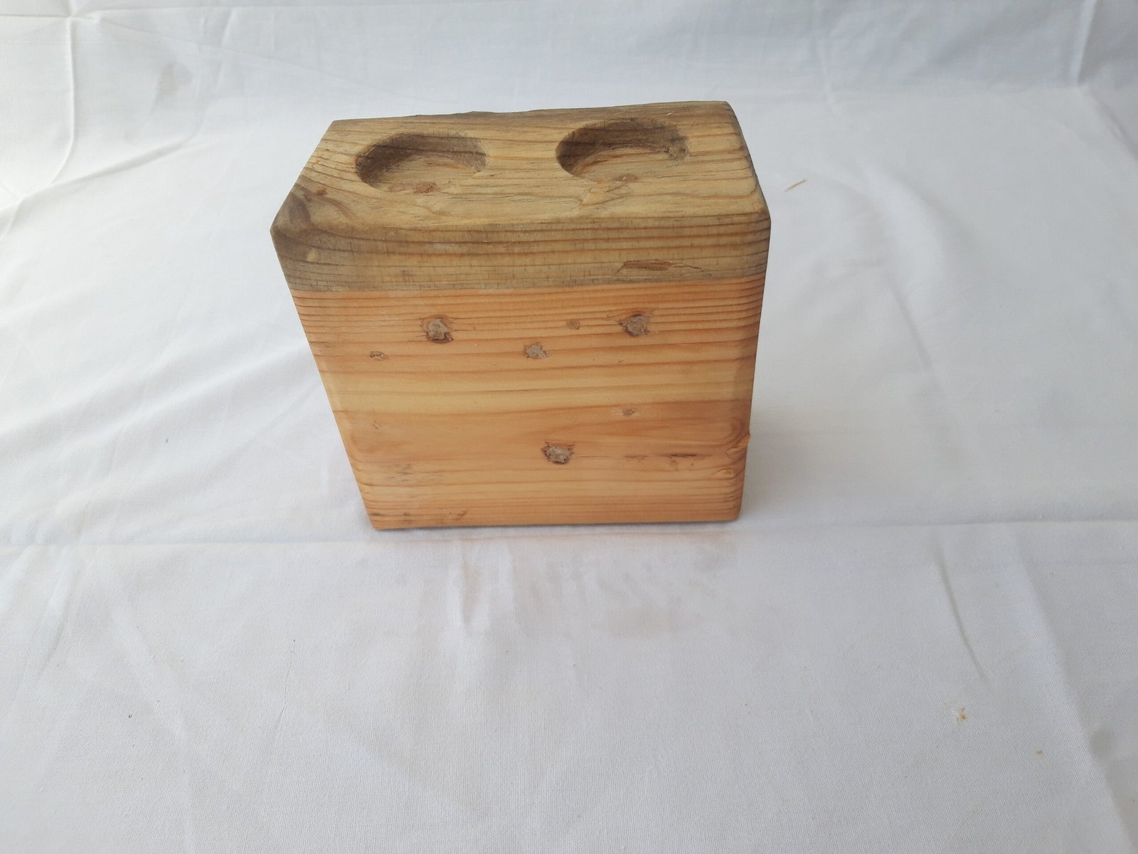 20240522_134928 Ξύλινη χειροποίητη βάση ρεσώ με λεπτομέρειες από φυσικό ξύλο και μοντέρνο σχεδιασμό.