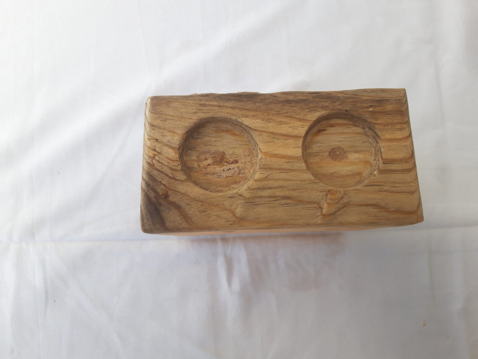 20240522_134947 Ξύλινη χειροποίητη βάση ρεσώ με λεπτομέρειες από φυσικό ξύλο και μοντέρνο σχεδιασμό.