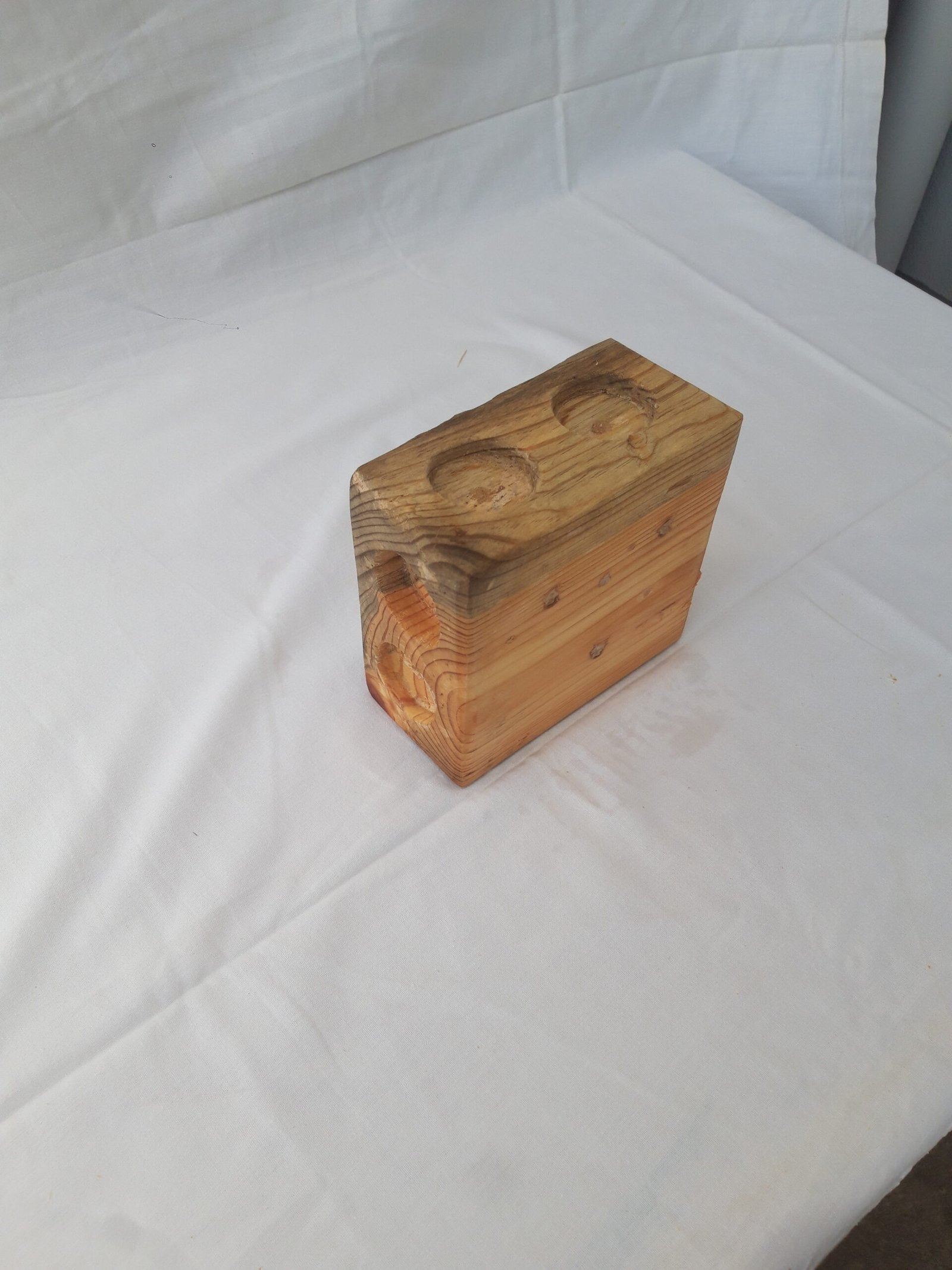 20240522_134954 Ξύλινη χειροποίητη βάση ρεσώ με λεπτομέρειες από φυσικό ξύλο και μοντέρνο σχεδιασμό.