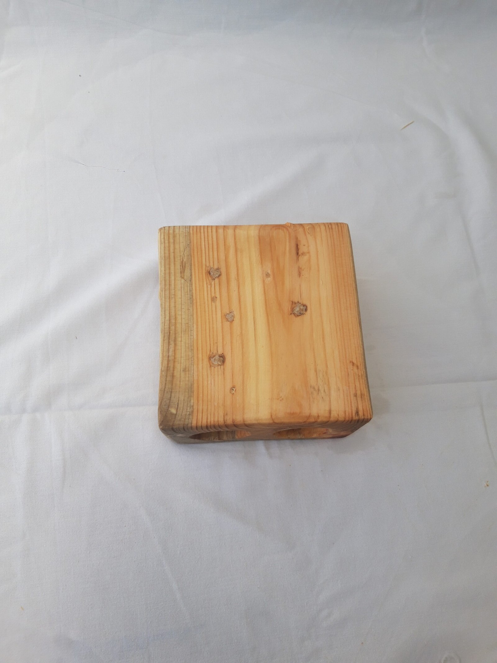 20240522_135008 Ξύλινη χειροποίητη βάση ρεσώ με λεπτομέρειες από φυσικό ξύλο και μοντέρνο σχεδιασμό.