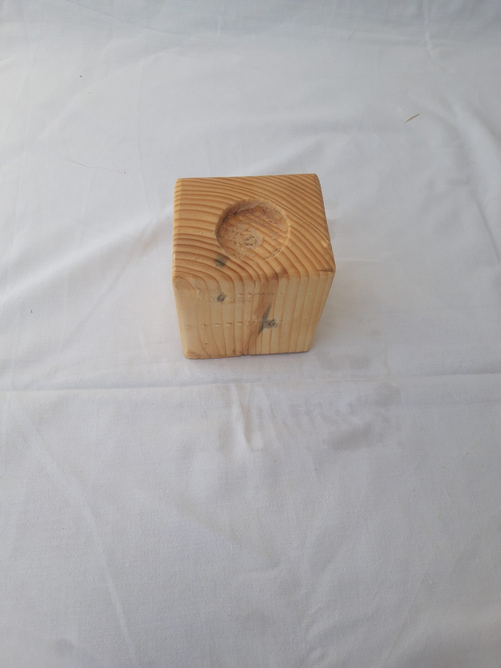 20240522_135025 Ξύλινη χειροποίητη βάση ρεσώ με λεπτομέρειες από φυσικό ξύλο και μοντέρνο σχεδιασμό.