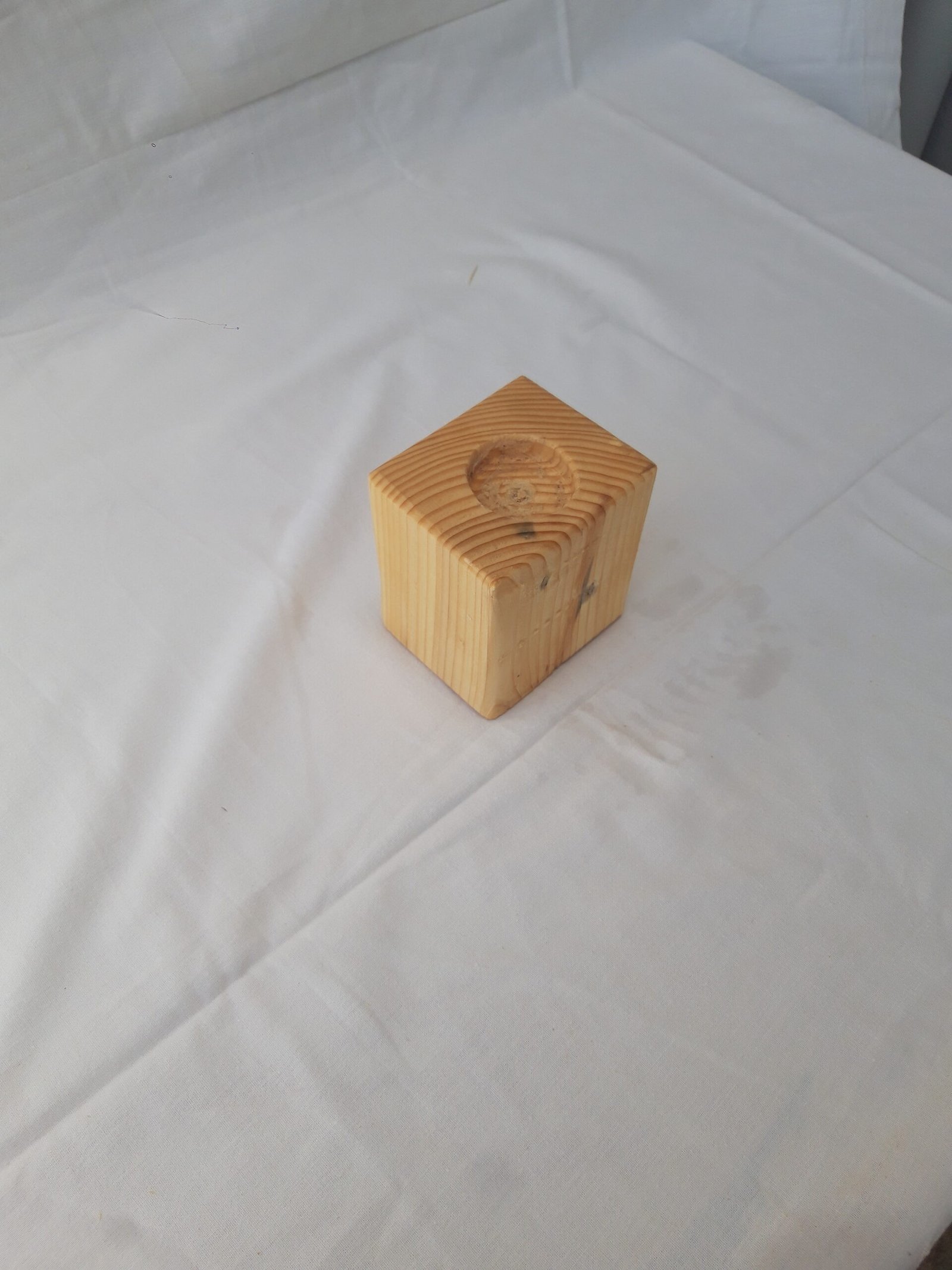 20240522_135029 Ξύλινη χειροποίητη βάση ρεσώ με λεπτομέρειες από φυσικό ξύλο και μοντέρνο σχεδιασμό.