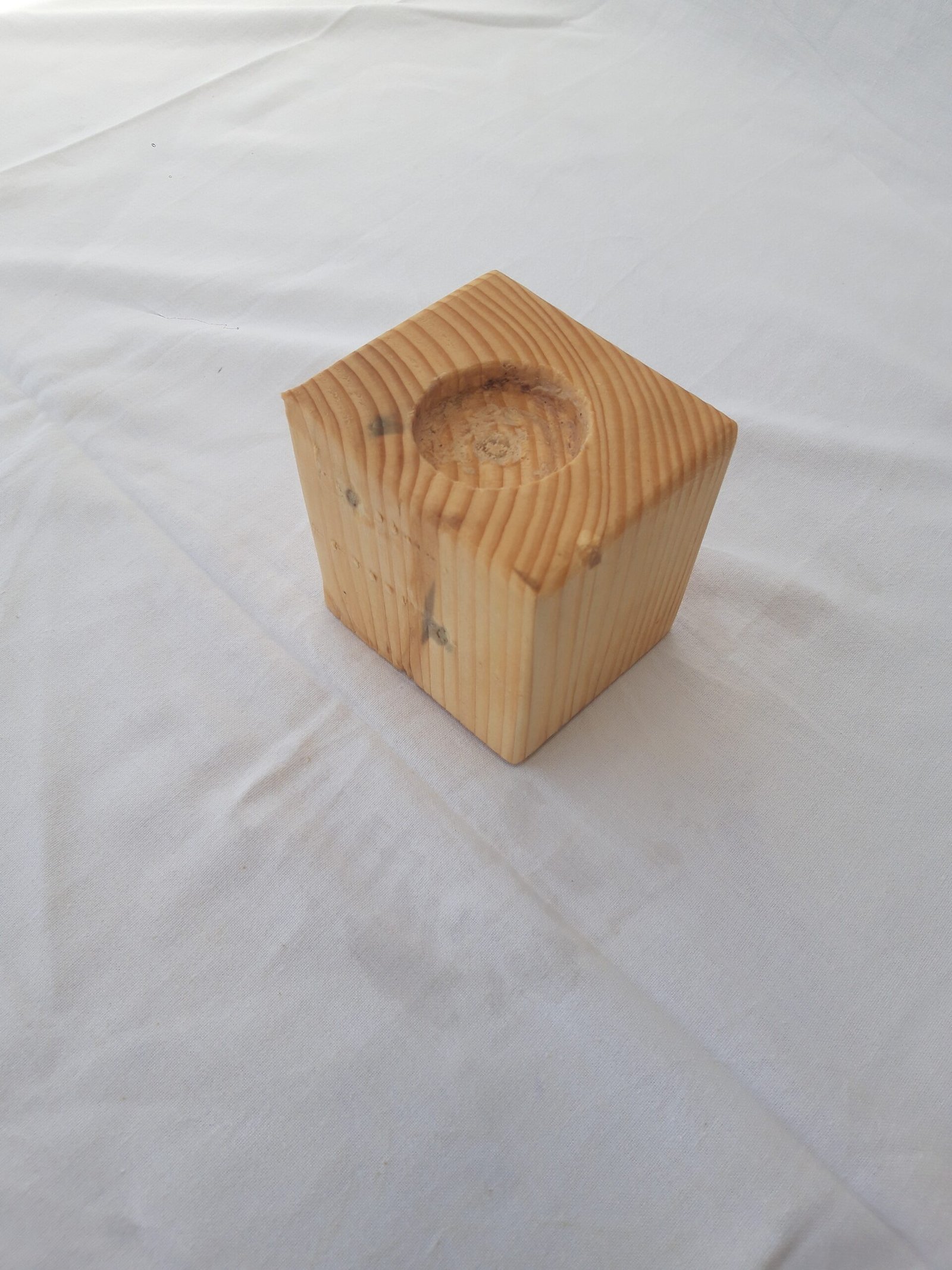 20240522_135036 Ξύλινη χειροποίητη βάση ρεσώ με λεπτομέρειες από φυσικό ξύλο και μοντέρνο σχεδιασμό.