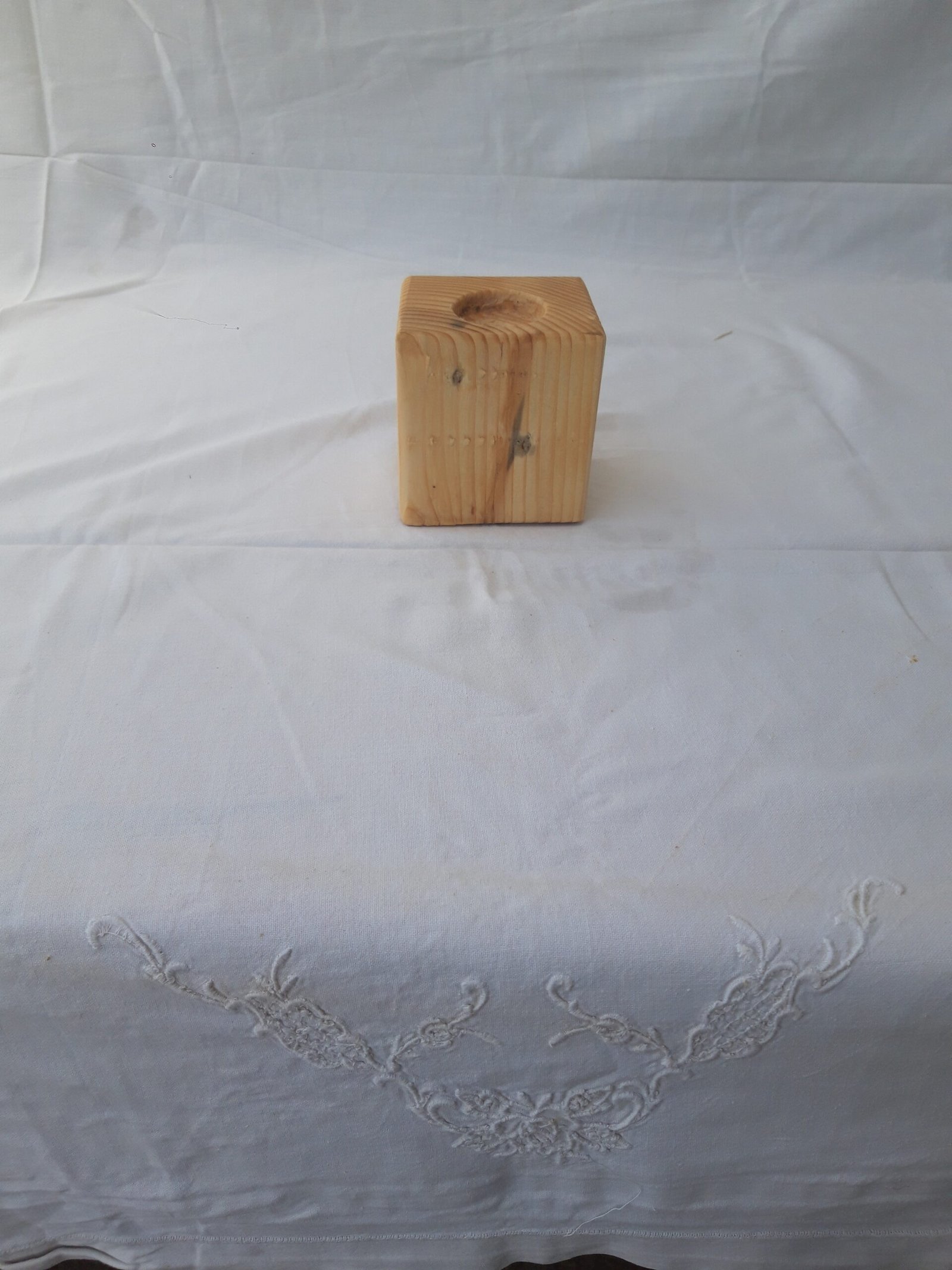 20240522_135040 Ξύλινη χειροποίητη βάση ρεσώ με λεπτομέρειες από φυσικό ξύλο και μοντέρνο σχεδιασμό.