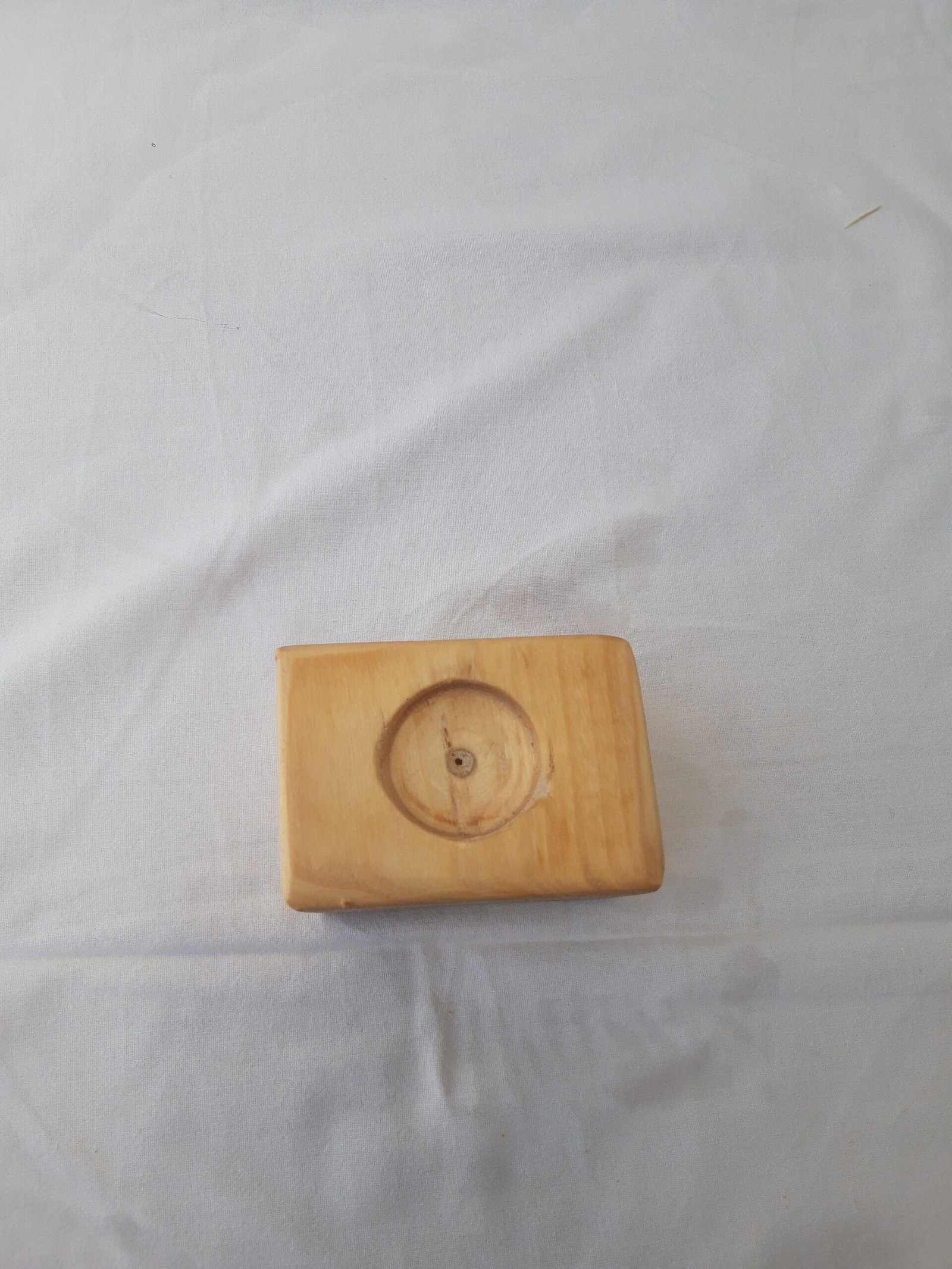 20240522_135103 Ξύλινη χειροποίητη βάση ρεσώ με λεπτομέρειες από φυσικό ξύλο και μοντέρνο σχεδιασμό.