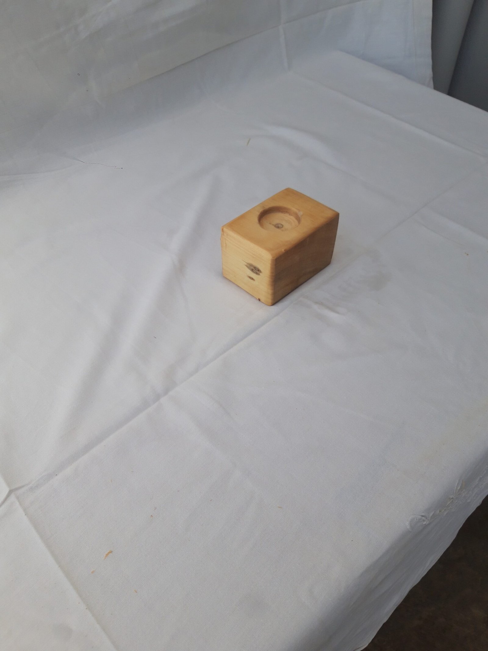 20240522_135108 Ξύλινη χειροποίητη βάση ρεσώ με λεπτομέρειες από φυσικό ξύλο και μοντέρνο σχεδιασμό.