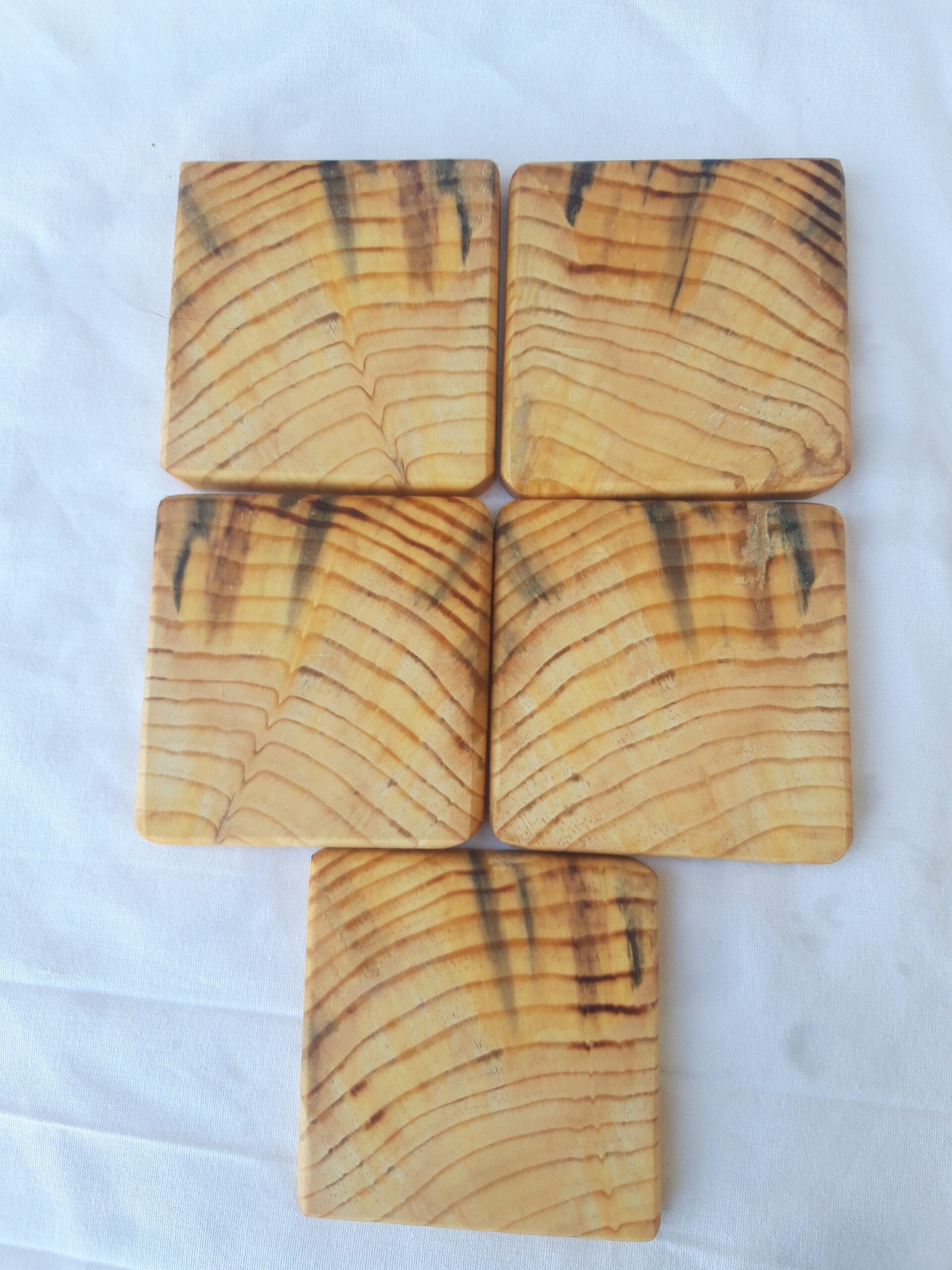 Ξύλινα χειροποίητα σουβέρ με φυσικό φινίρισμα και μοναδικά σχέδια.