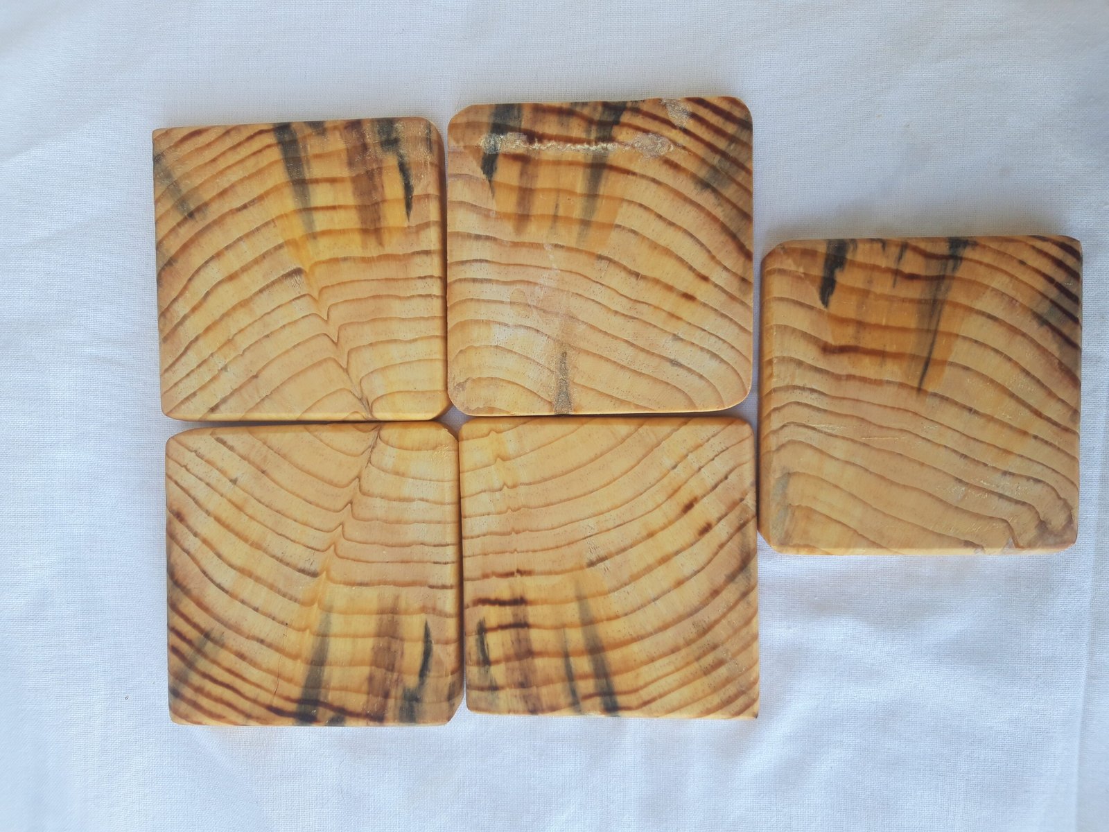 Ξύλινα χειροποίητα σουβέρ με φυσικό φινίρισμα και μοναδικά σχέδια.