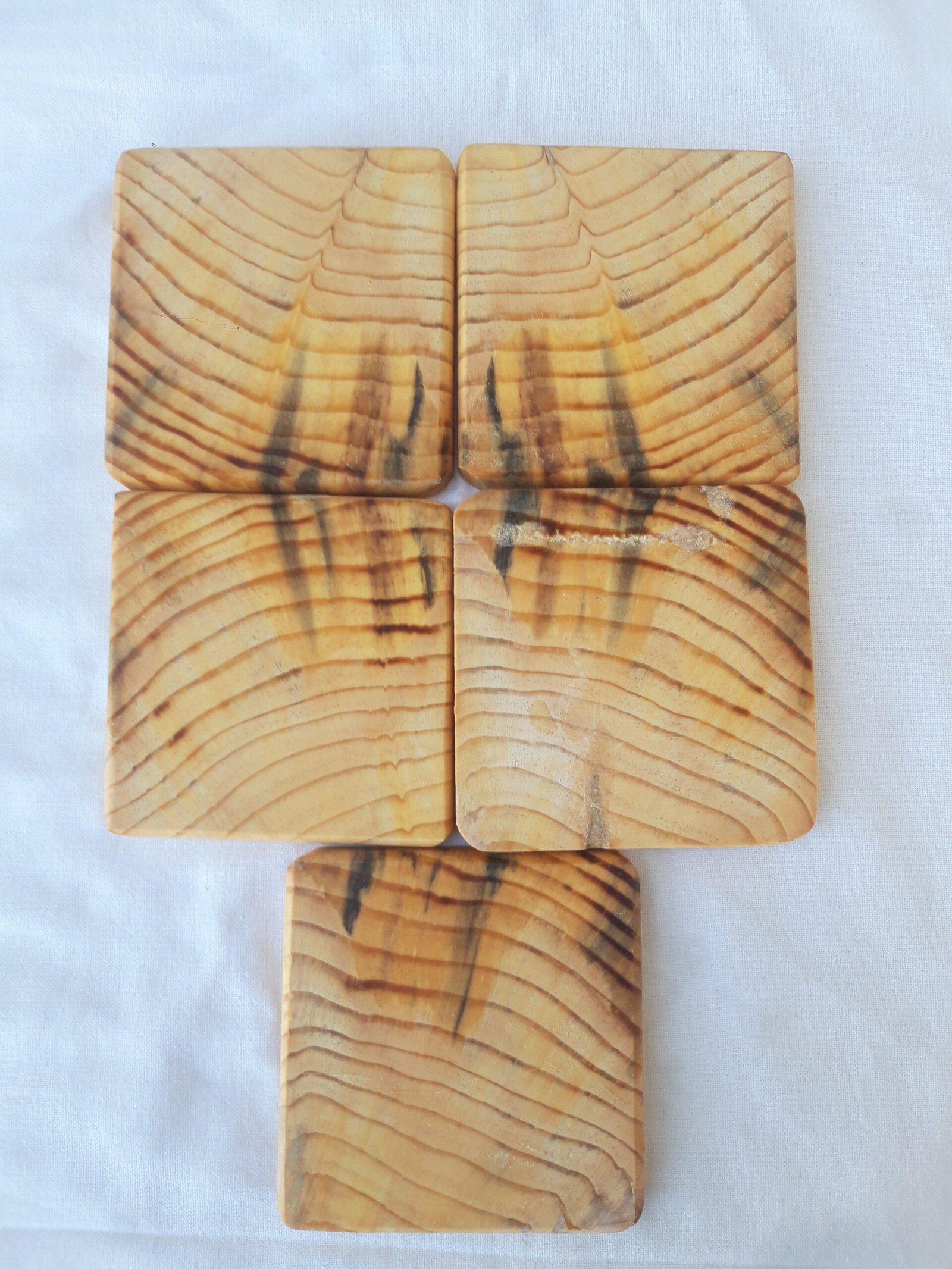 Ξύλινα χειροποίητα σουβέρ με φυσικό φινίρισμα και μοναδικά σχέδια.