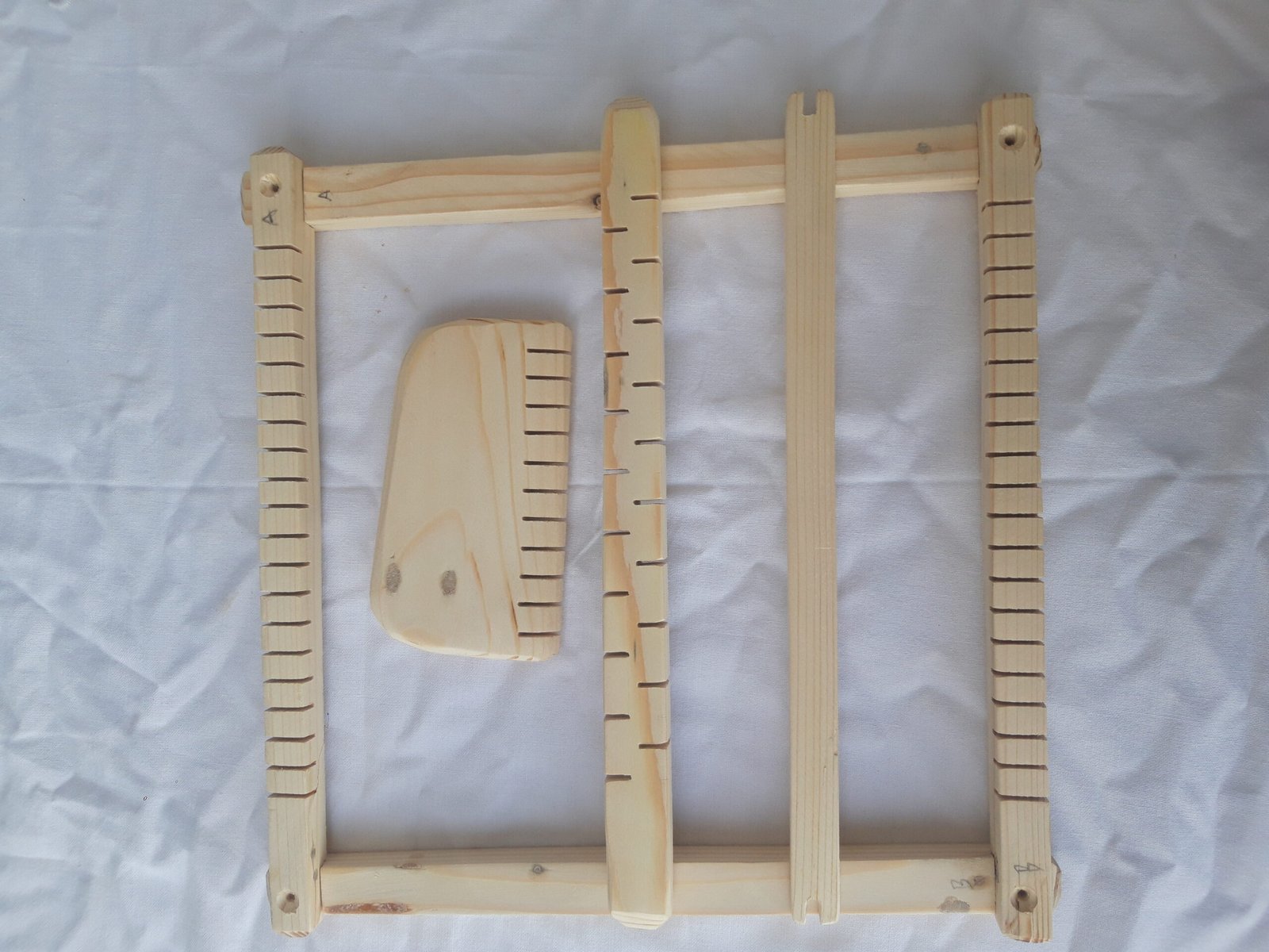 Ξύλινος αργαλειός για παιδιά με πολύχρωμα νήματα και απλό σχεδιασμό.