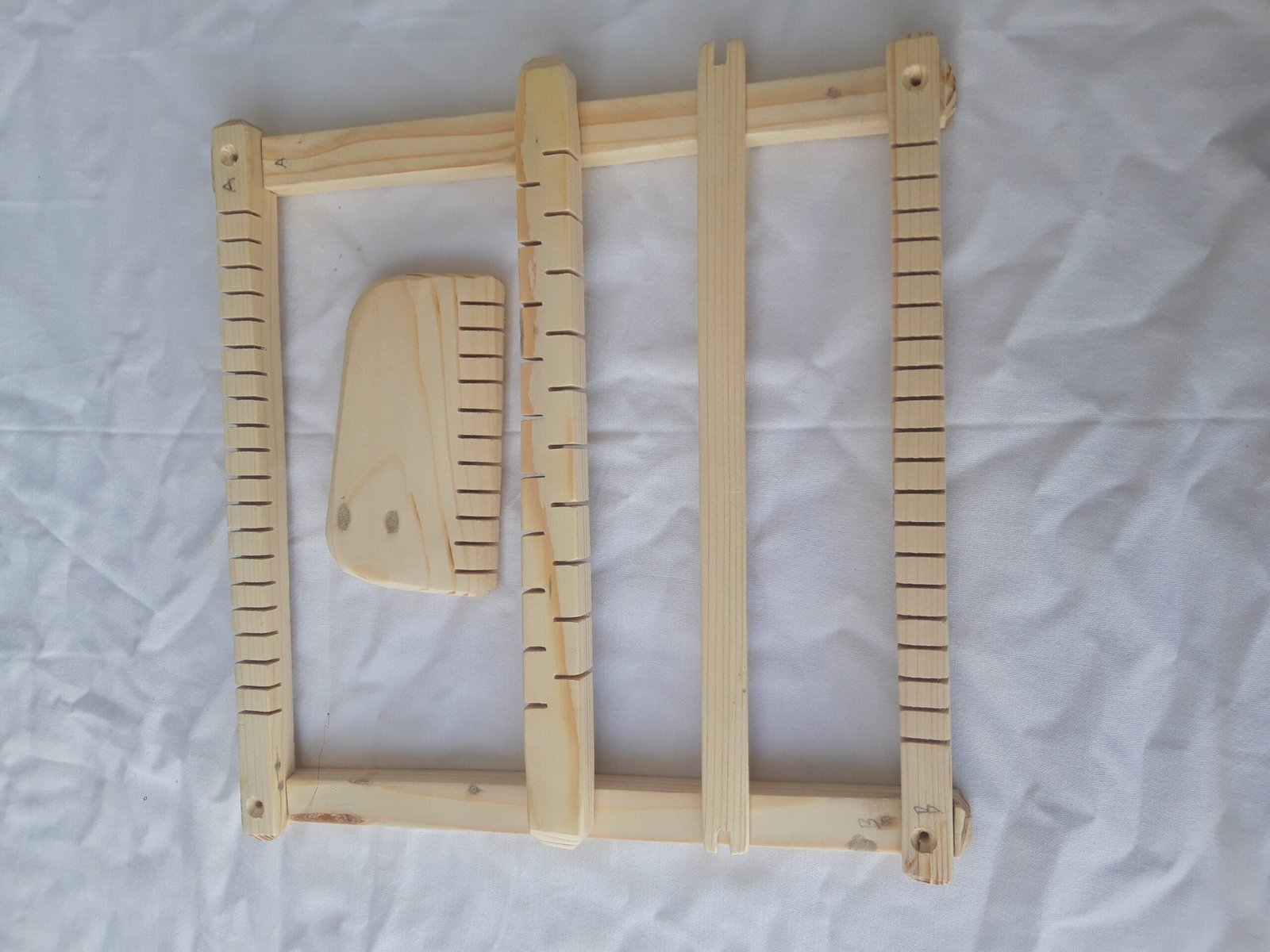 Ξύλινος αργαλειός για παιδιά με πολύχρωμα νήματα και απλό σχεδιασμό.