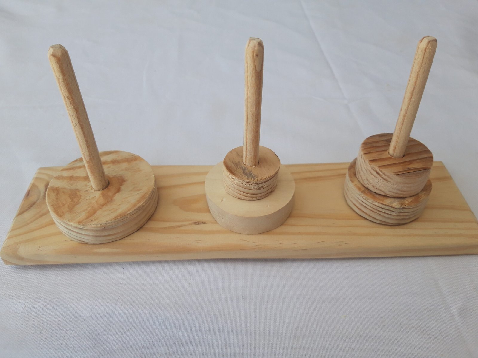 Ξύλινος πύργος του Lucas με πολύχρωμα κομμάτια, εκπαιδευτικό και διασκεδαστικό παιχνίδι για όλες τις ηλικίες.