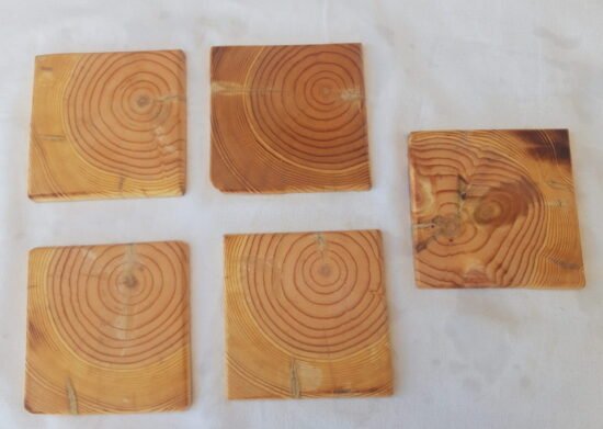 Ξύλινα χειροποίητα σουβέρ με φυσικό φινίρισμα και μοναδικά σχέδια.