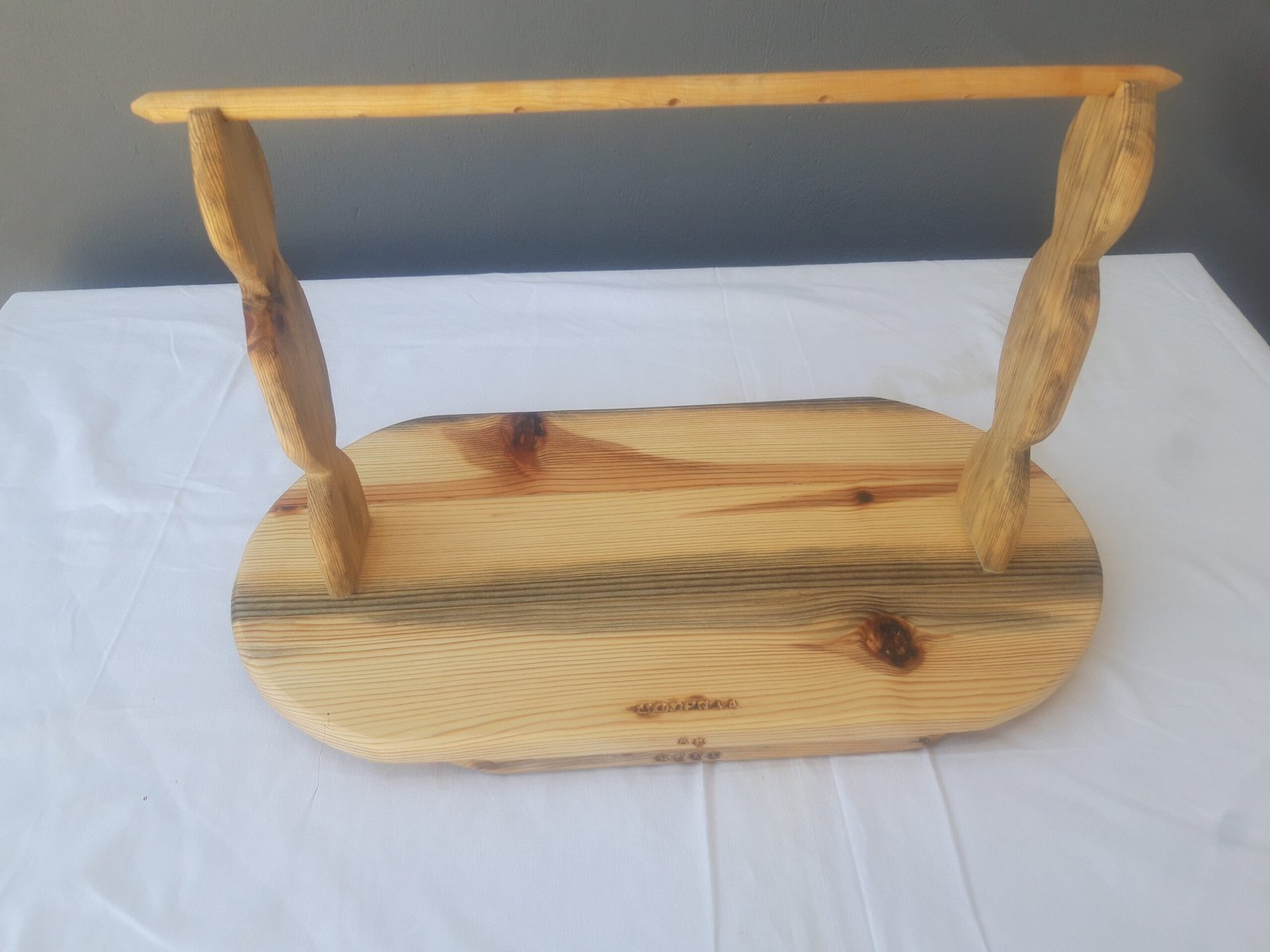 Ξύλινη πιατέλα σερβιρίσματος με φυσικό φινίρισμα και κομψό σχεδιασμό.