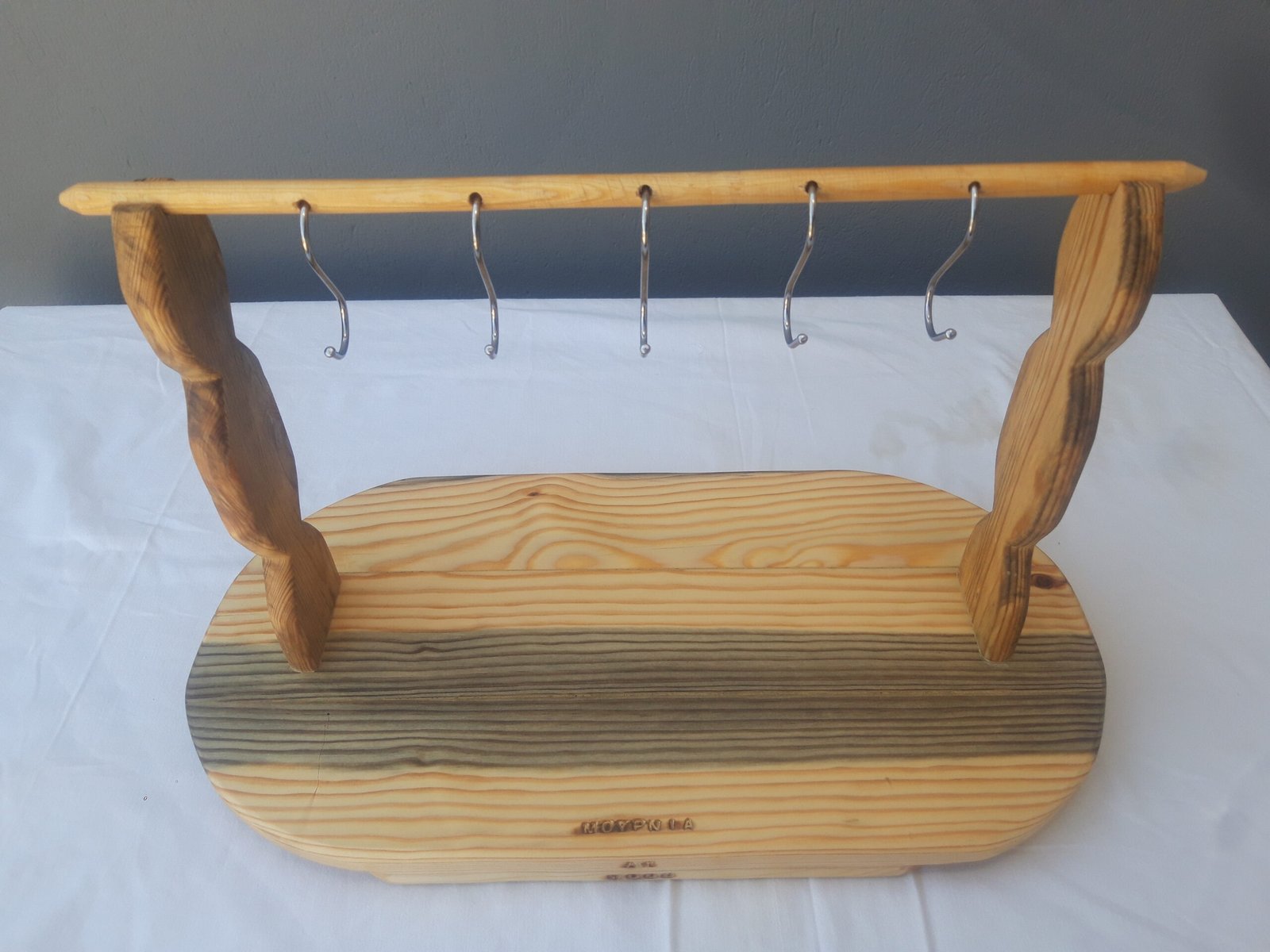 Ξύλινη πιατέλα σερβιρίσματος με φυσικό φινίρισμα και κομψό σχεδιασμό.