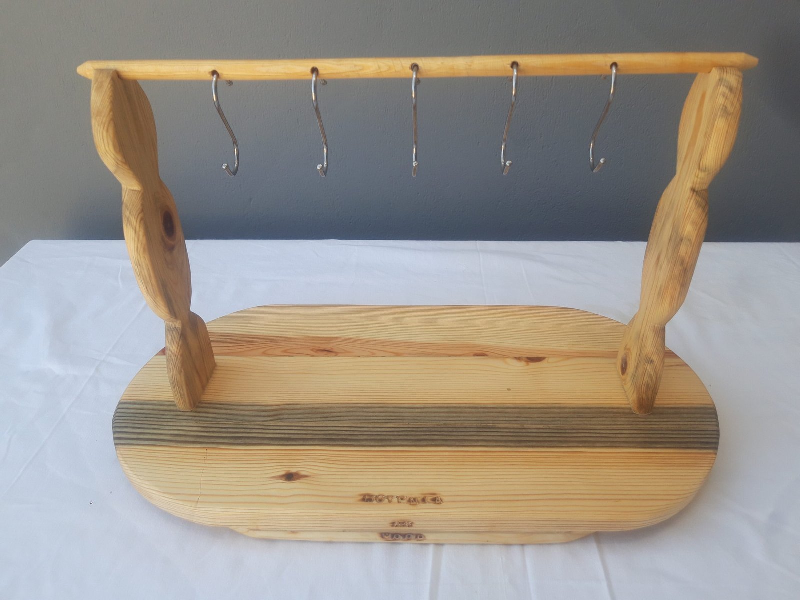 Ξύλινη πιατέλα σερβιρίσματος με φυσικό φινίρισμα και κομψό σχεδιασμό.