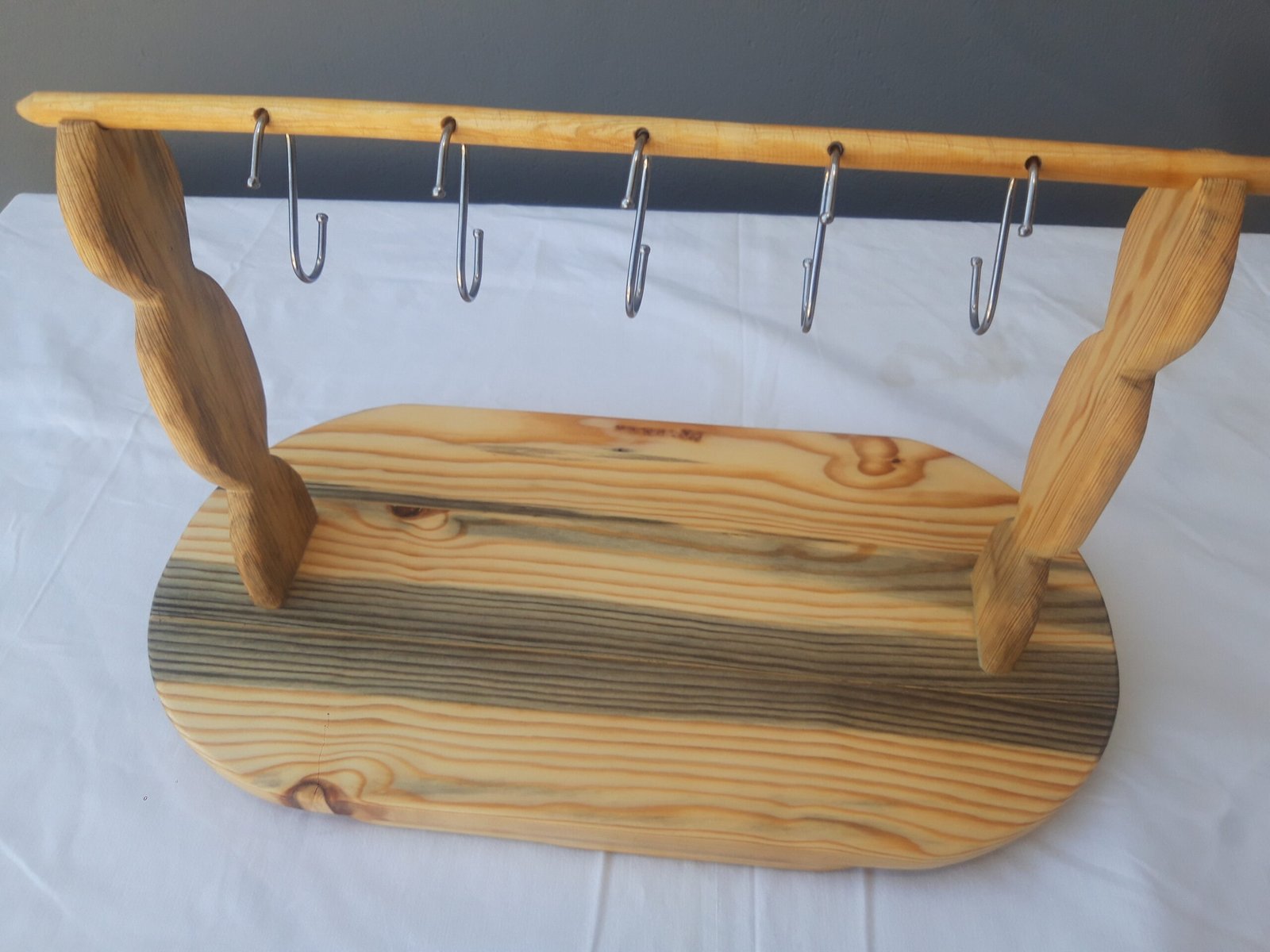 Ξύλινη πιατέλα σερβιρίσματος με φυσικό φινίρισμα και κομψό σχεδιασμό.