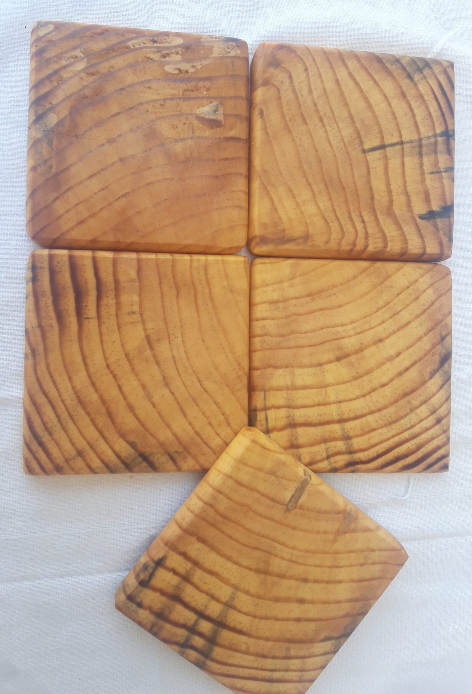 Ξύλινα χειροποίητα σουβέρ με φυσικό φινίρισμα και μοναδικά σχέδια.