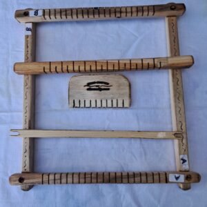 Ξύλινος αργαλειός για παιδιά με πολύχρωμα νήματα και απλό σχεδιασμό.