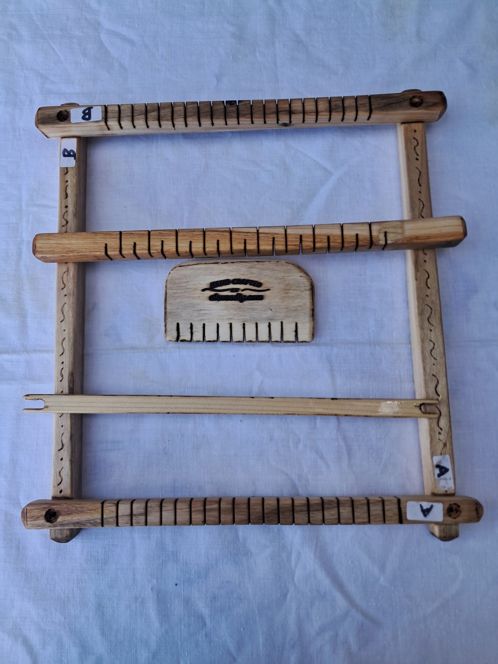 20260228_125550 Ξύλινος αργαλειός για παιδιά με πολύχρωμα νήματα και απλό σχεδιασμό.