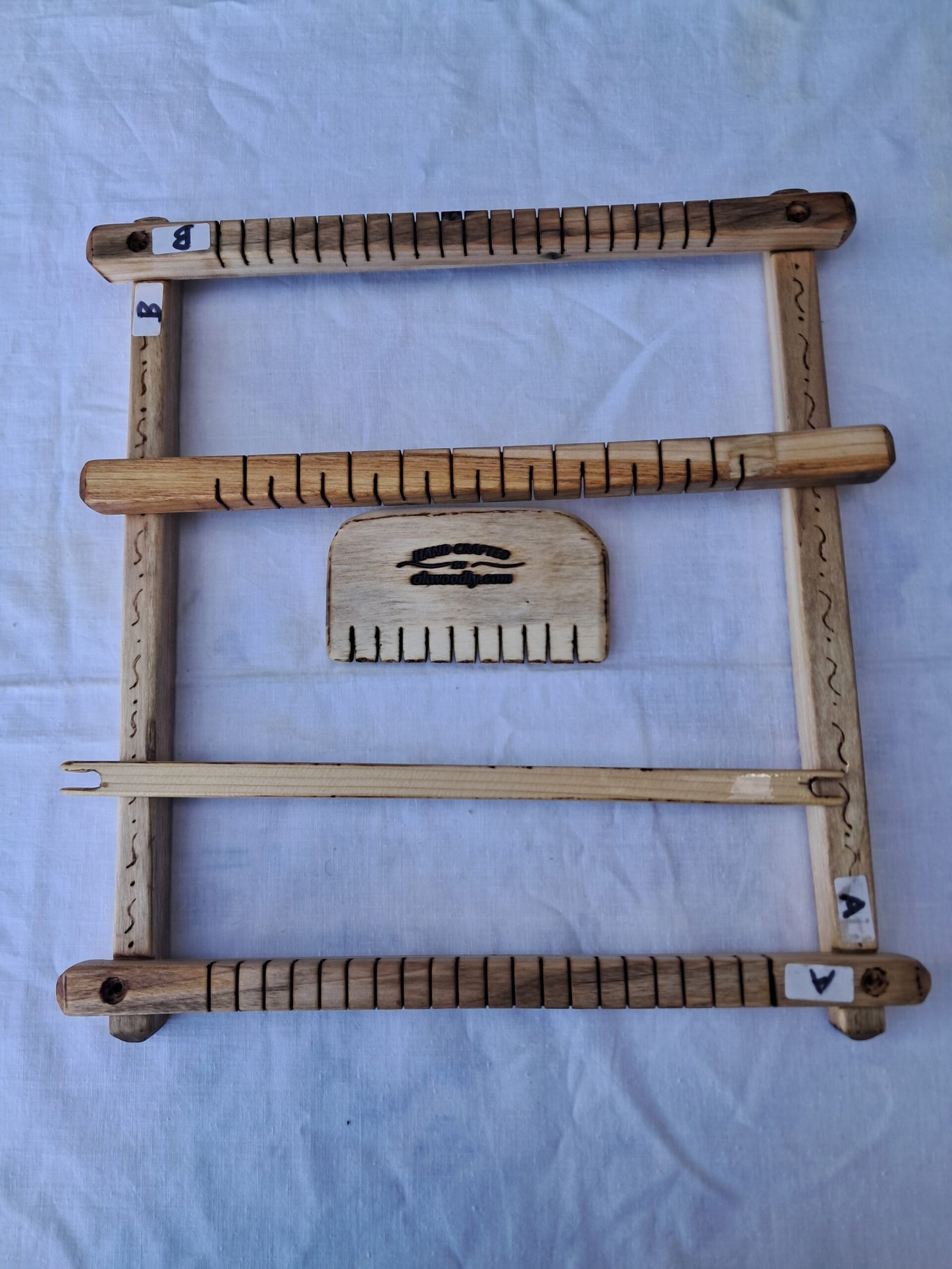 20260228_125552 Ξύλινος αργαλειός για παιδιά με πολύχρωμα νήματα και απλό σχεδιασμό.