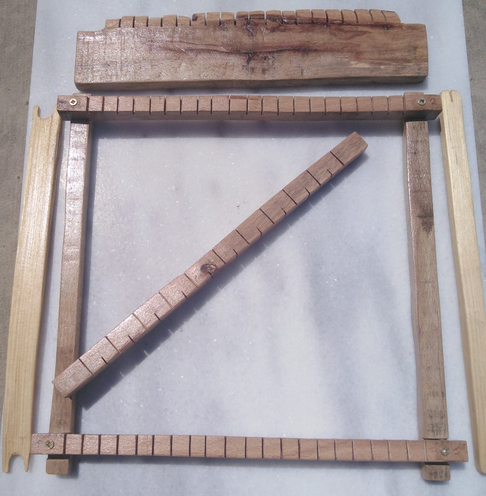 Ξύλινος αργαλειός για παιδιά με πολύχρωμα νήματα και απλό σχεδιασμό.