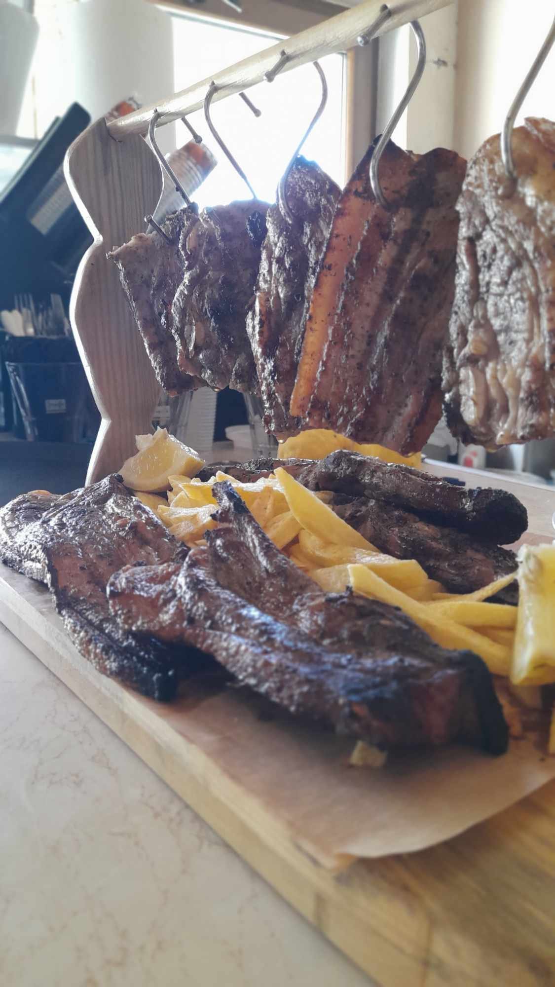 Ξύλινη πιατέλα σερβιρίσματος με φυσικό φινίρισμα και κομψό σχεδιασμό.