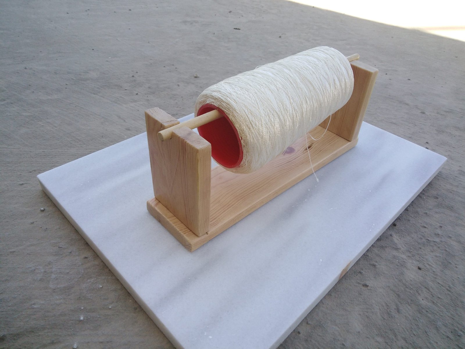 ΚΑΜΗΛΑΚΗ ΕΛΕΝΗ1 Ξύλινη χειροποίητη βάση πλεξίματος με λεπτομέρειες και φυσικό φινίρισμα.