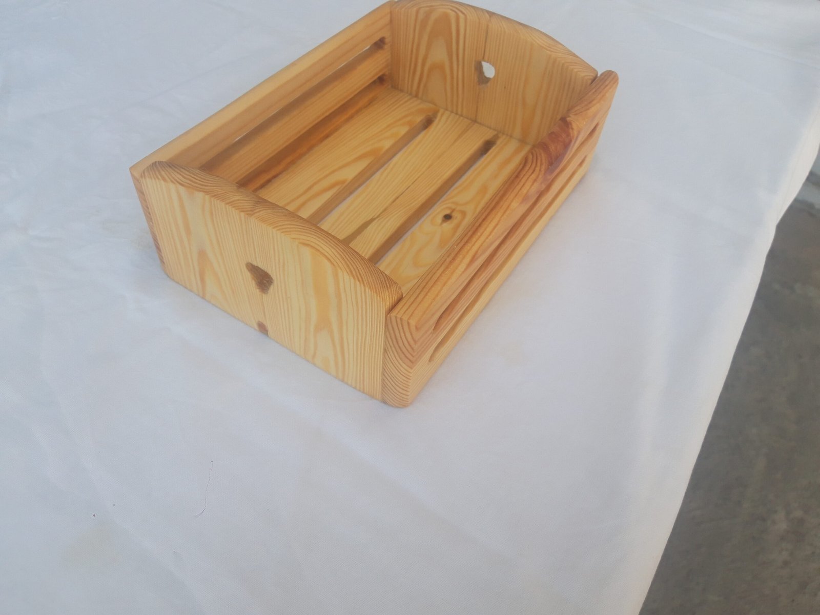 Χειροποίητο ξύλινο κουβέρ καφασάκι με φυσική απόχρωση και σχισμές στις πλευρές, σε λευκό φόντο.