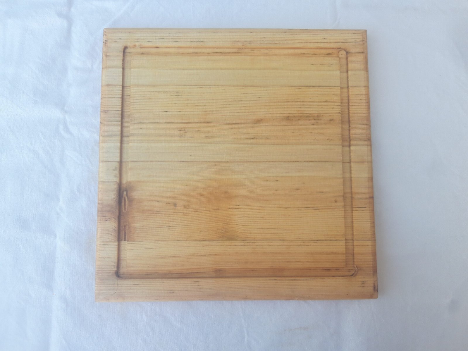 20240906_101757 Χειροποίητα ξύλινα πιάτα με φυσική υφή και αυλακώσεις.