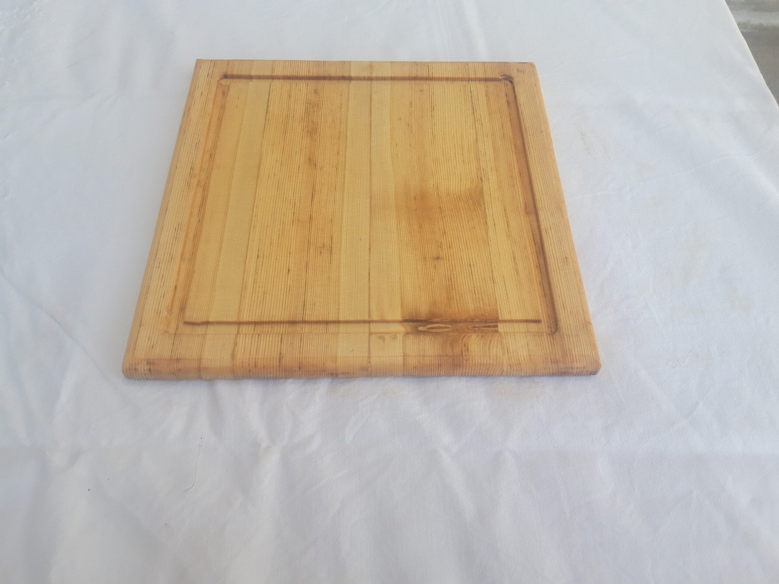 20240906_101808 Χειροποίητα ξύλινα πιάτα με φυσική υφή και αυλακώσεις.