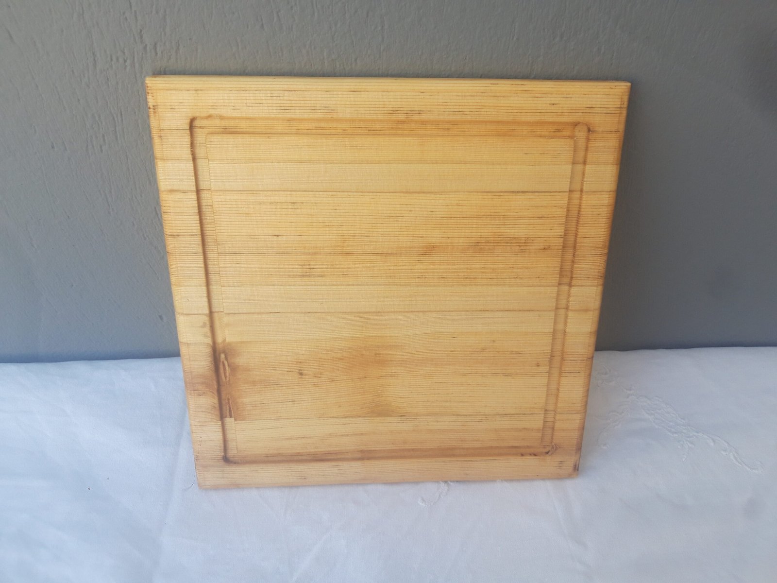 20240906_101842 Χειροποίητα ξύλινα πιάτα με φυσική υφή και αυλακώσεις.