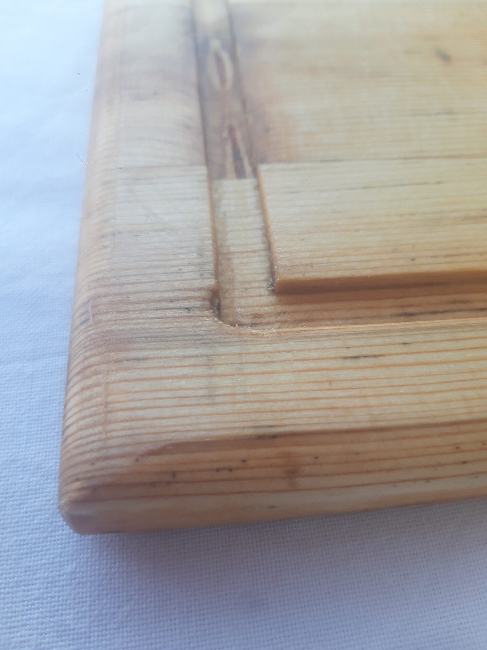 20240906_101956 Κοντινή λήψη χειροποίητου ξύλινου πιάτου με αυλακώσεις και λεπτομέρειες τελειώματος σόκορου