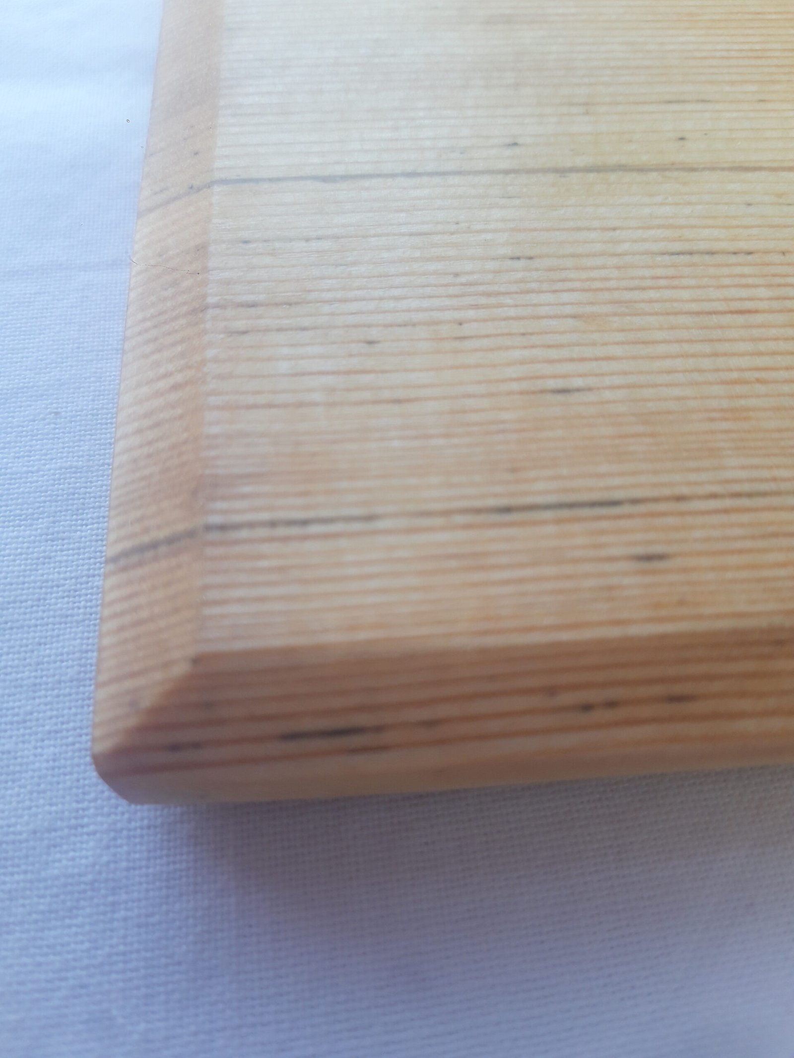 20240906_102008 Κοντινή λήψη χειροποίητου ξύλινου πιάτου με αυλακώσεις και λεπτομέρειες τελειώματος σόκορου