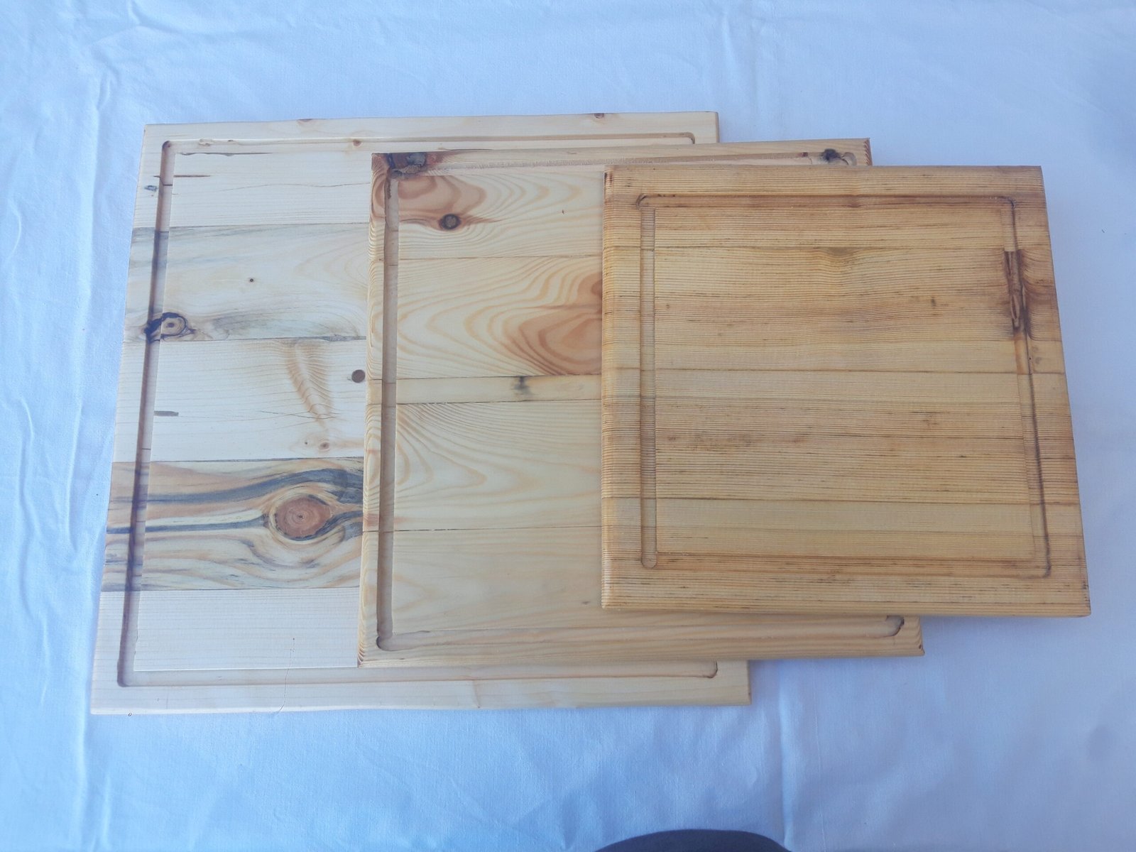 20240927_110926(0) Χειροποίητα ξύλινα πιάτα με φυσική υφή και αυλακώσεις.