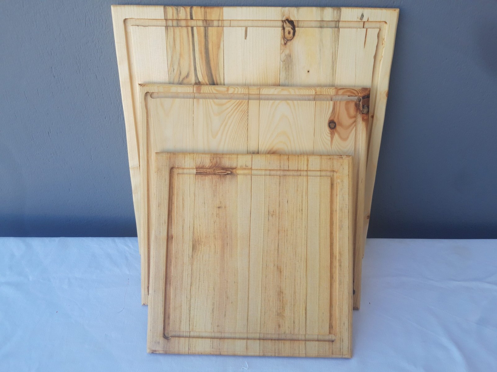 20240927_111000(0) Χειροποίητα ξύλινα πιάτα με φυσική υφή και αυλακώσεις.