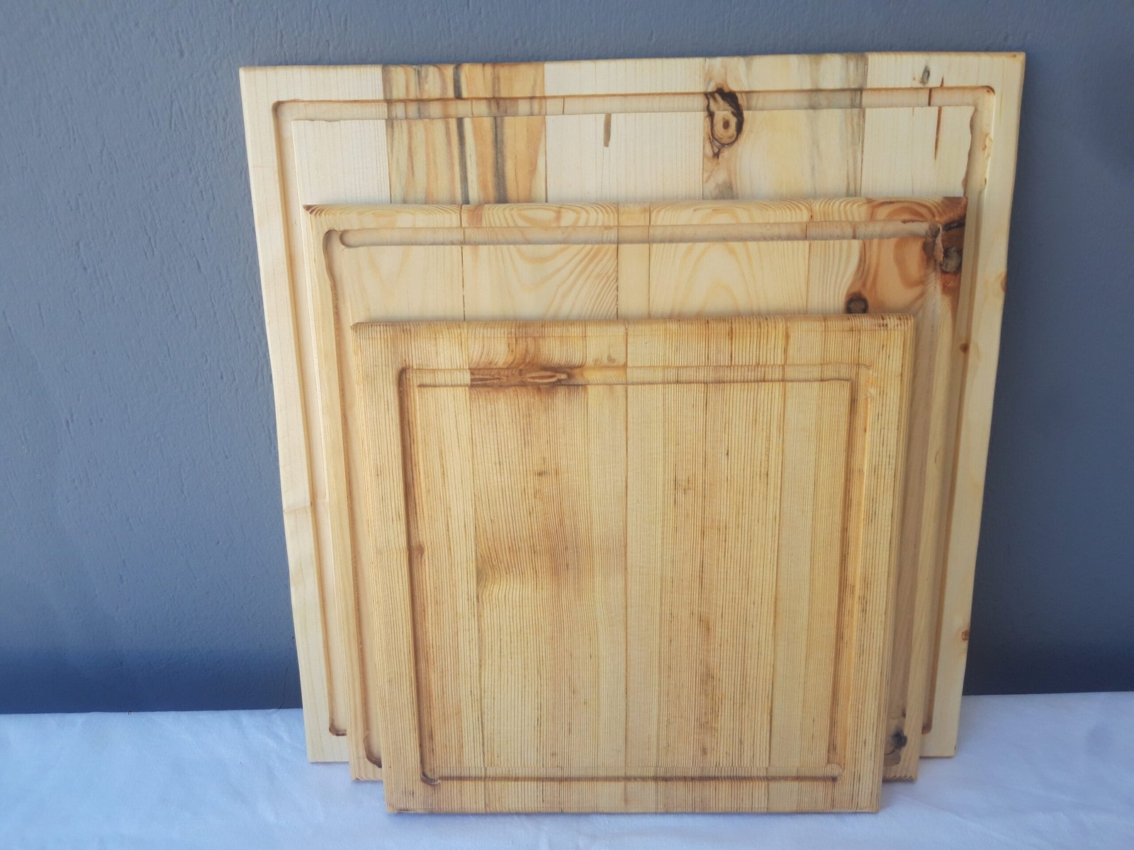 20240927_111024 Χειροποίητα ξύλινα πιάτα με φυσική υφή και αυλακώσεις.