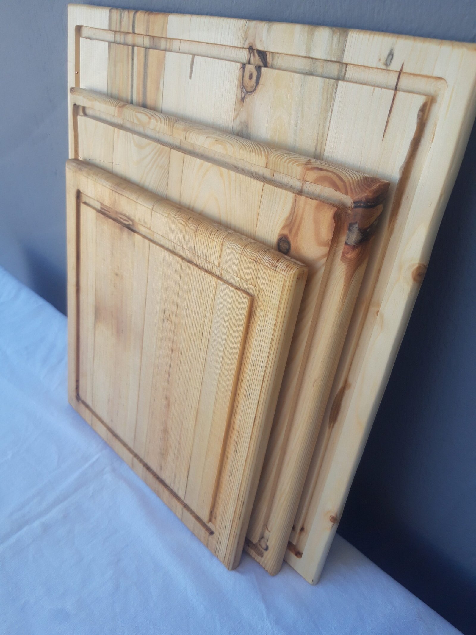 20240927_111042 Χειροποίητα ξύλινα πιάτα με φυσική υφή και αυλακώσεις.