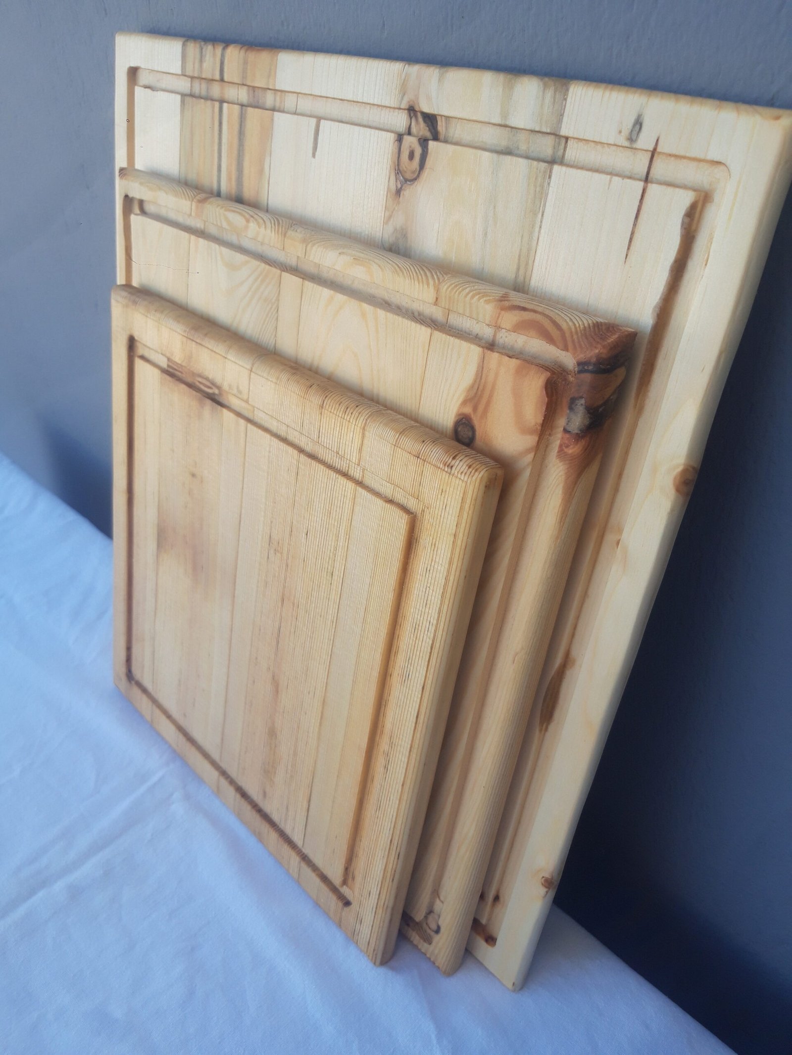 20240927_111043 Χειροποίητα ξύλινα πιάτα με φυσική υφή και αυλακώσεις.