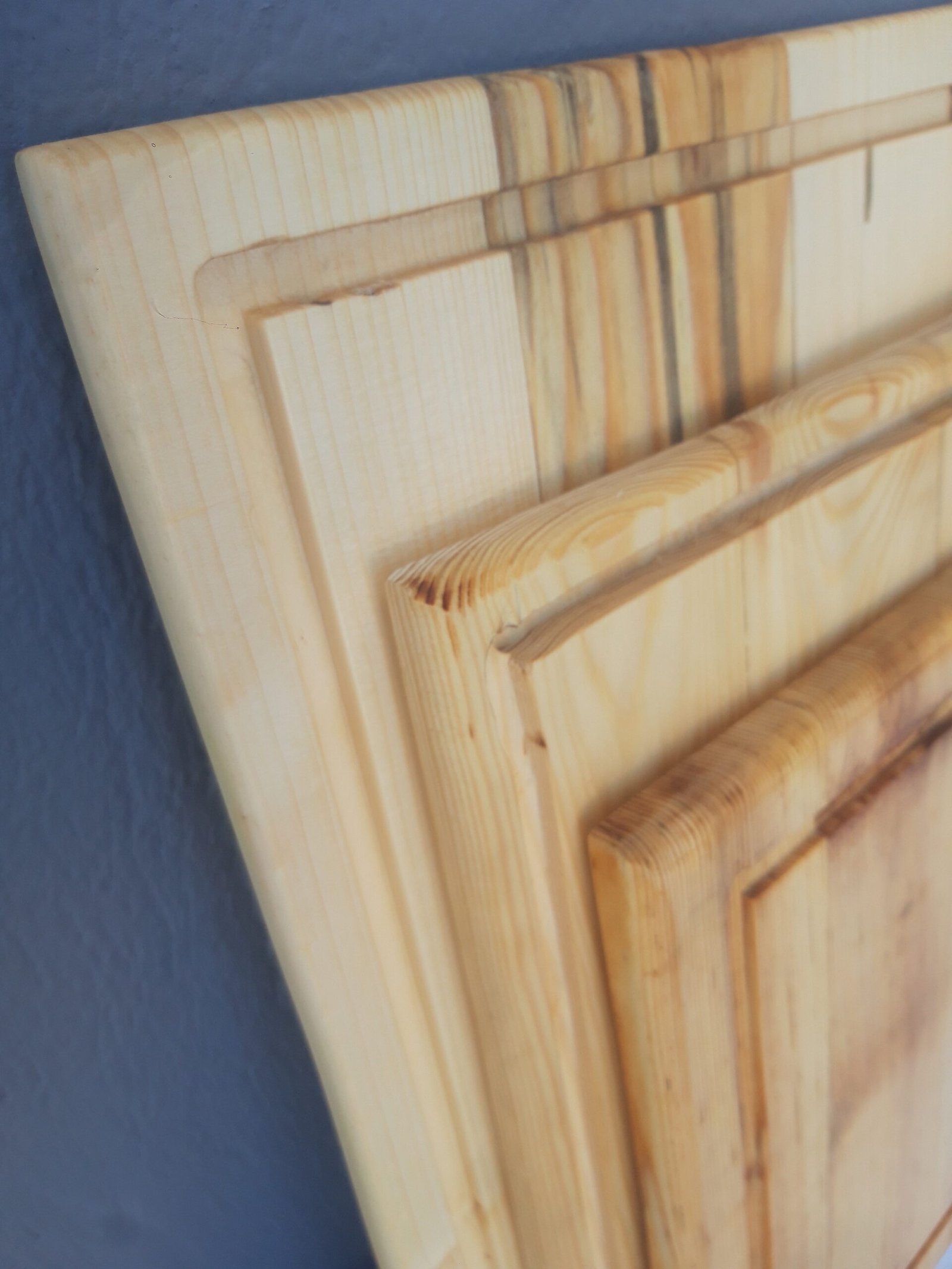 20240927_111112 Κοντινή λήψη χειροποίητου ξύλινου πιάτου με αυλακώσεις και λεπτομέρειες τελειώματος, σόκορου